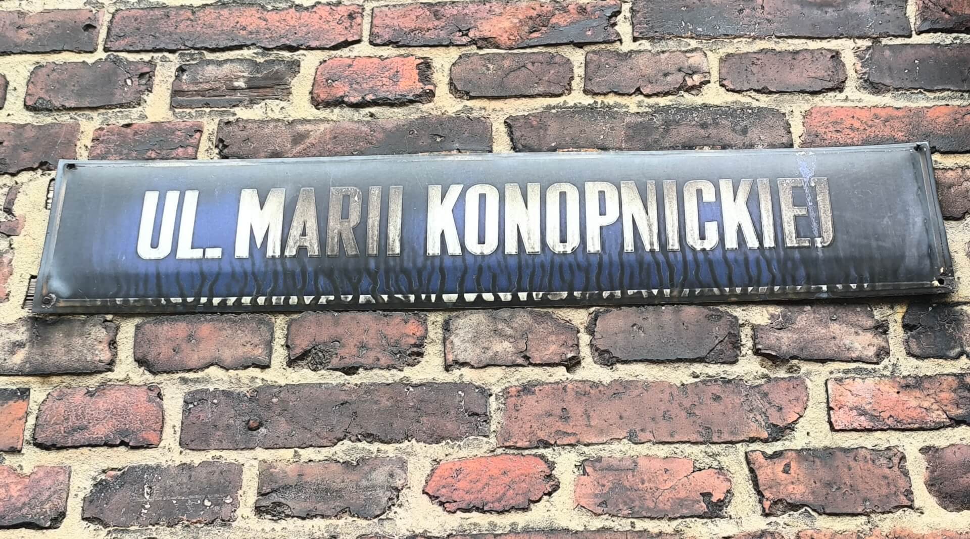 Fragment elewacji budynku dawnego osiedla robotniczego przy ul. Marii Konopnickiej w Grodźcu. 2025 r.