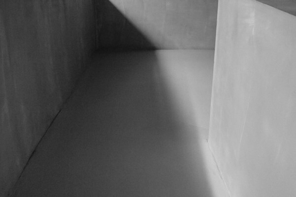"Wyjść poza", fotografia. Fotografia odklejona. Łukasz Cyrus, 2019.