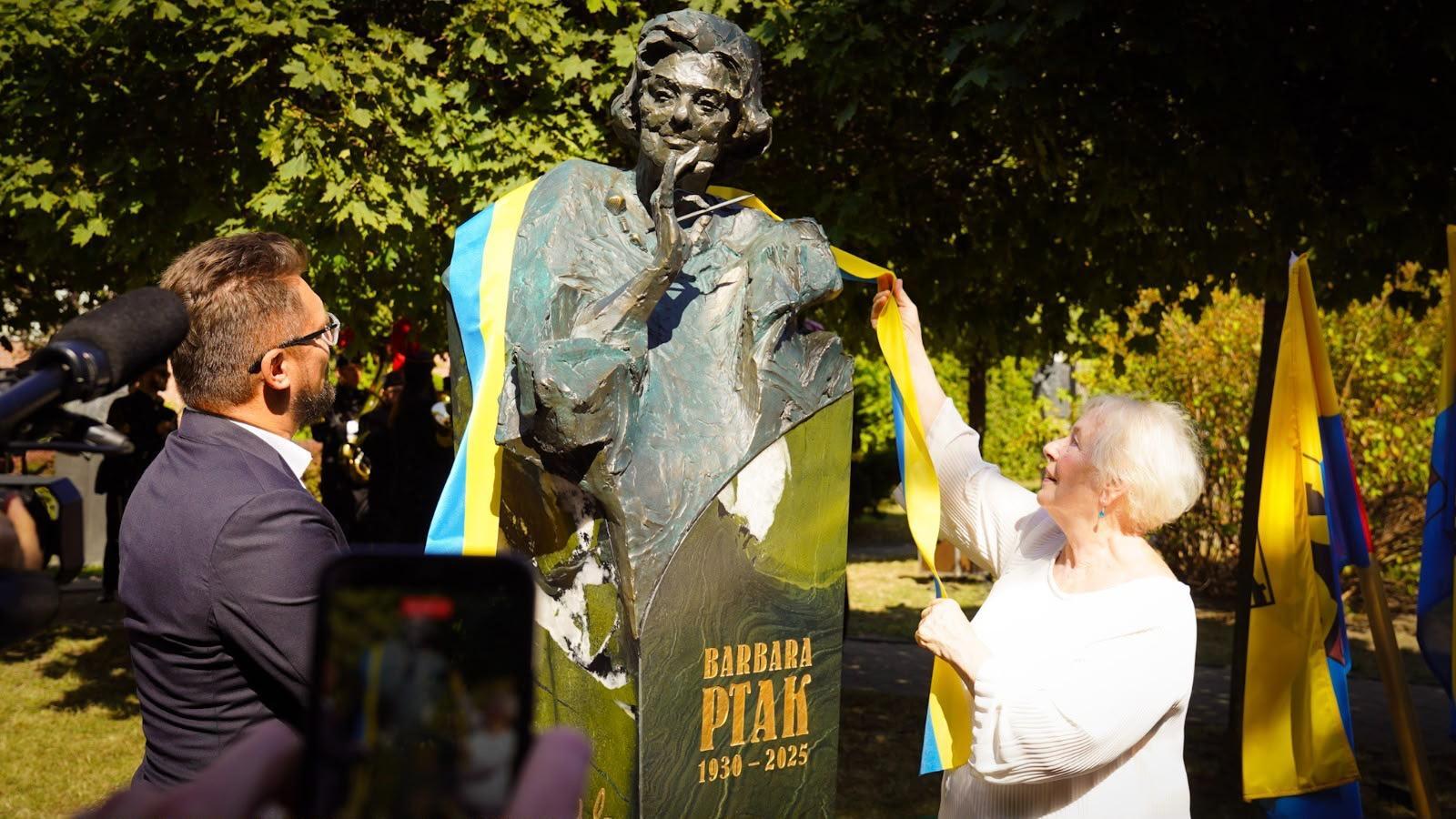 Odsłonięcie popiersia Barbary Ptak
