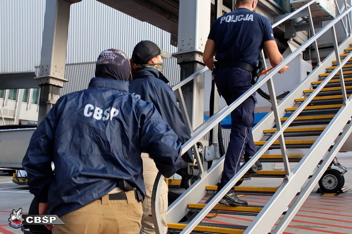 Oficerowie CBSP podczas ekstradycji zatrzymanego w