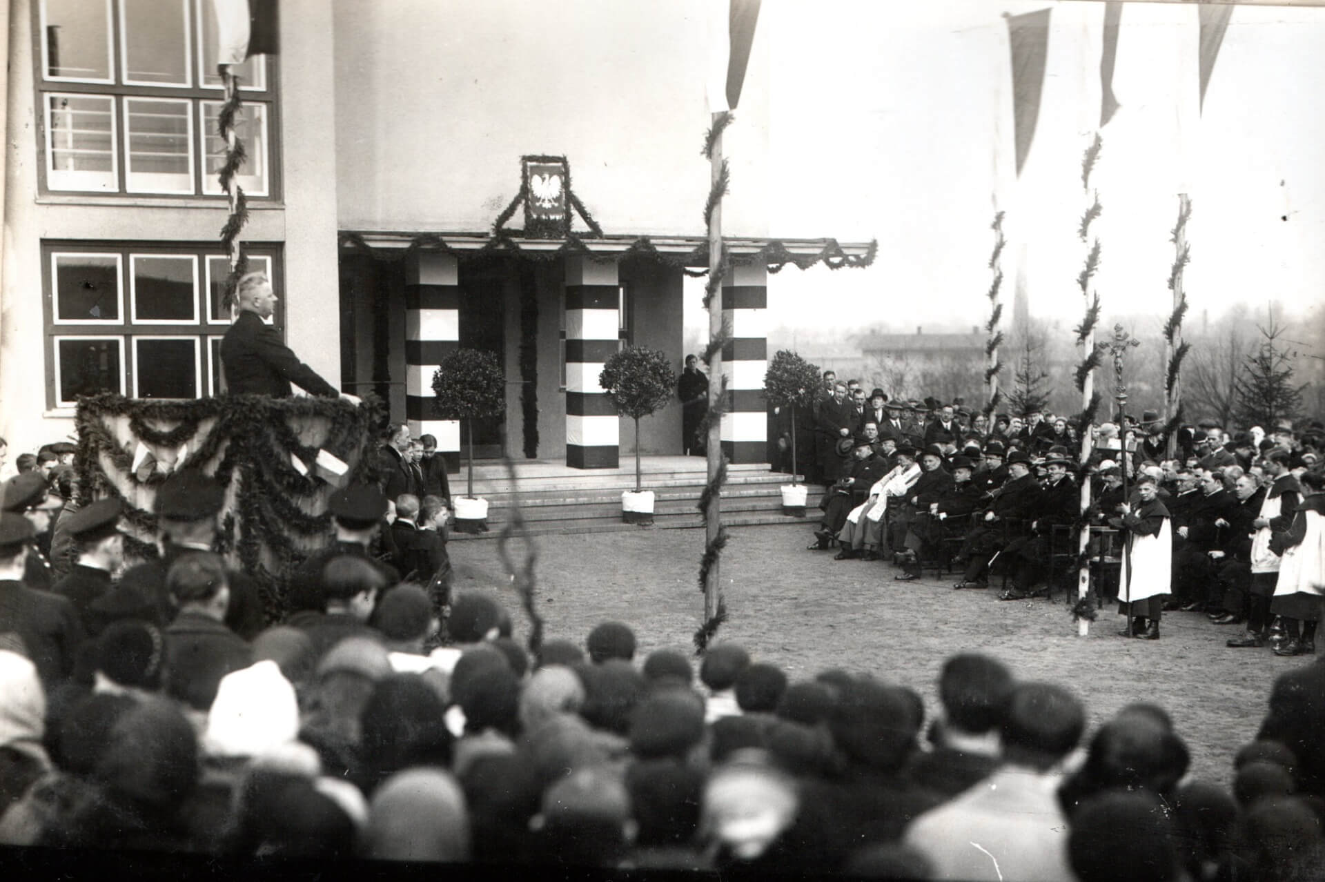 24 marca 1934 – uroczyste poświęcenie budynku nazwanego przez dziennikarzy ,,pałacem szkolnym’’ z udziałem wojewody śląskiego Michała Grażyńskiego