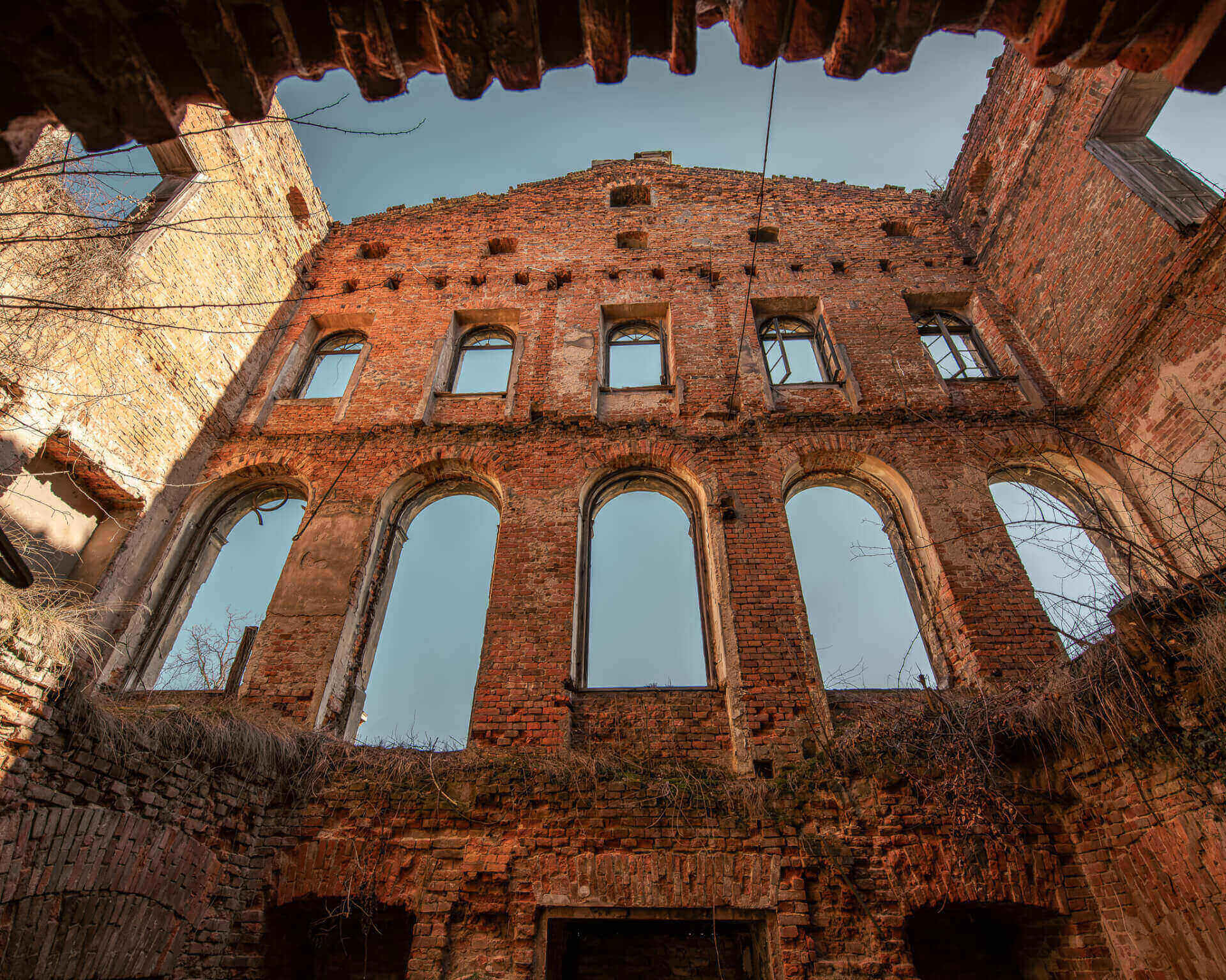 Ruiny pałacu w Sławikowie