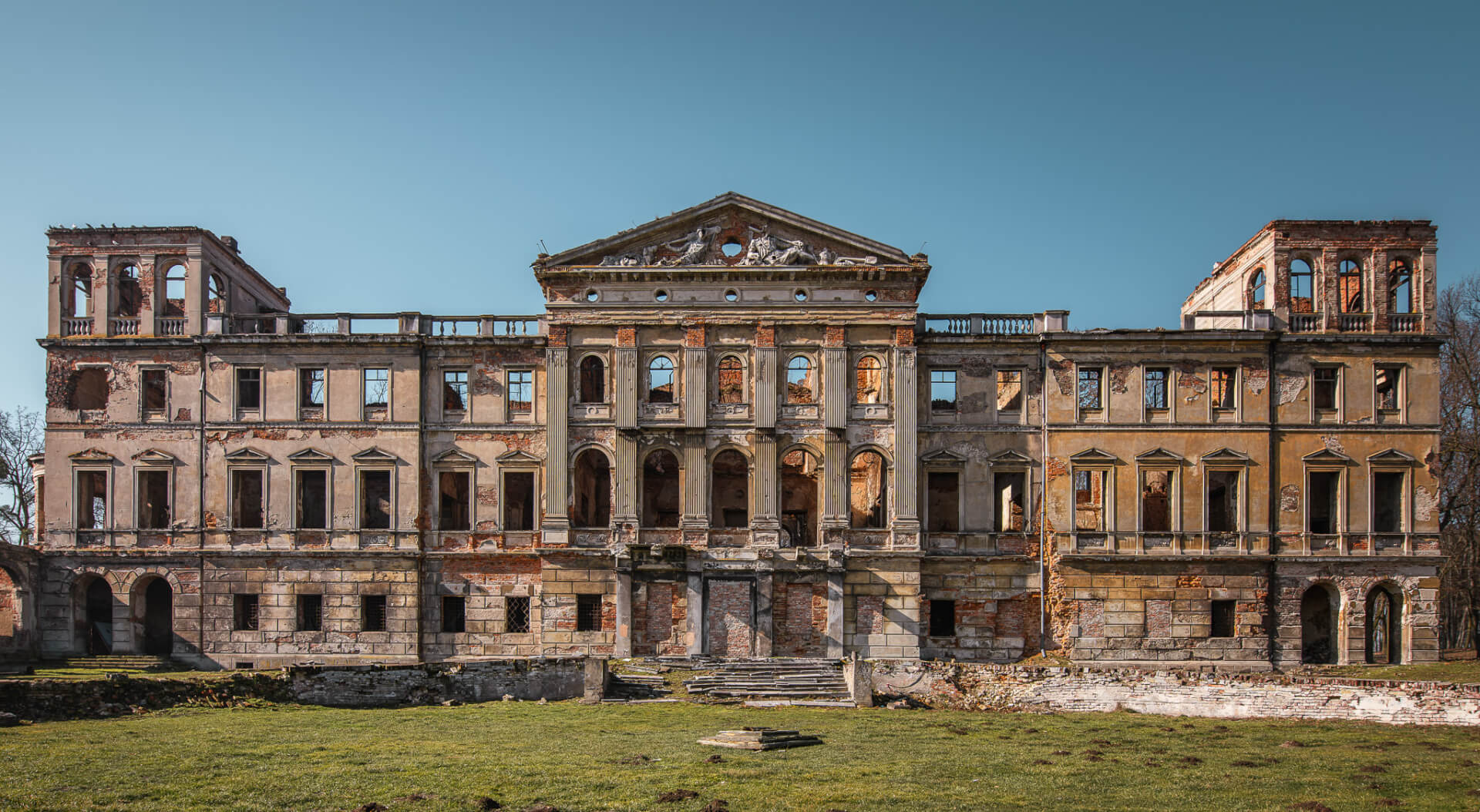 Ruiny pałacu w Sławikowie