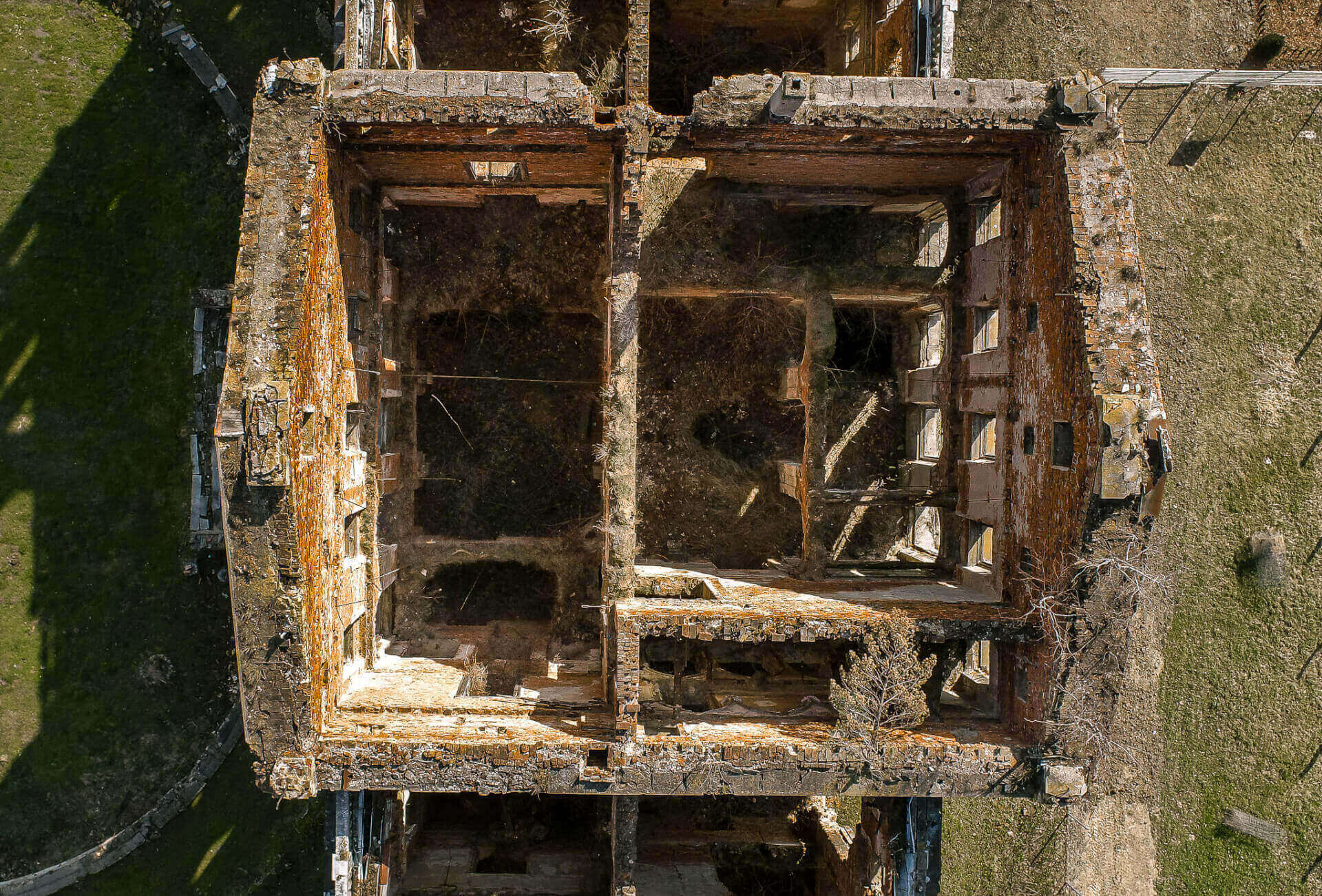 Ruiny pałacu w Sławikowie