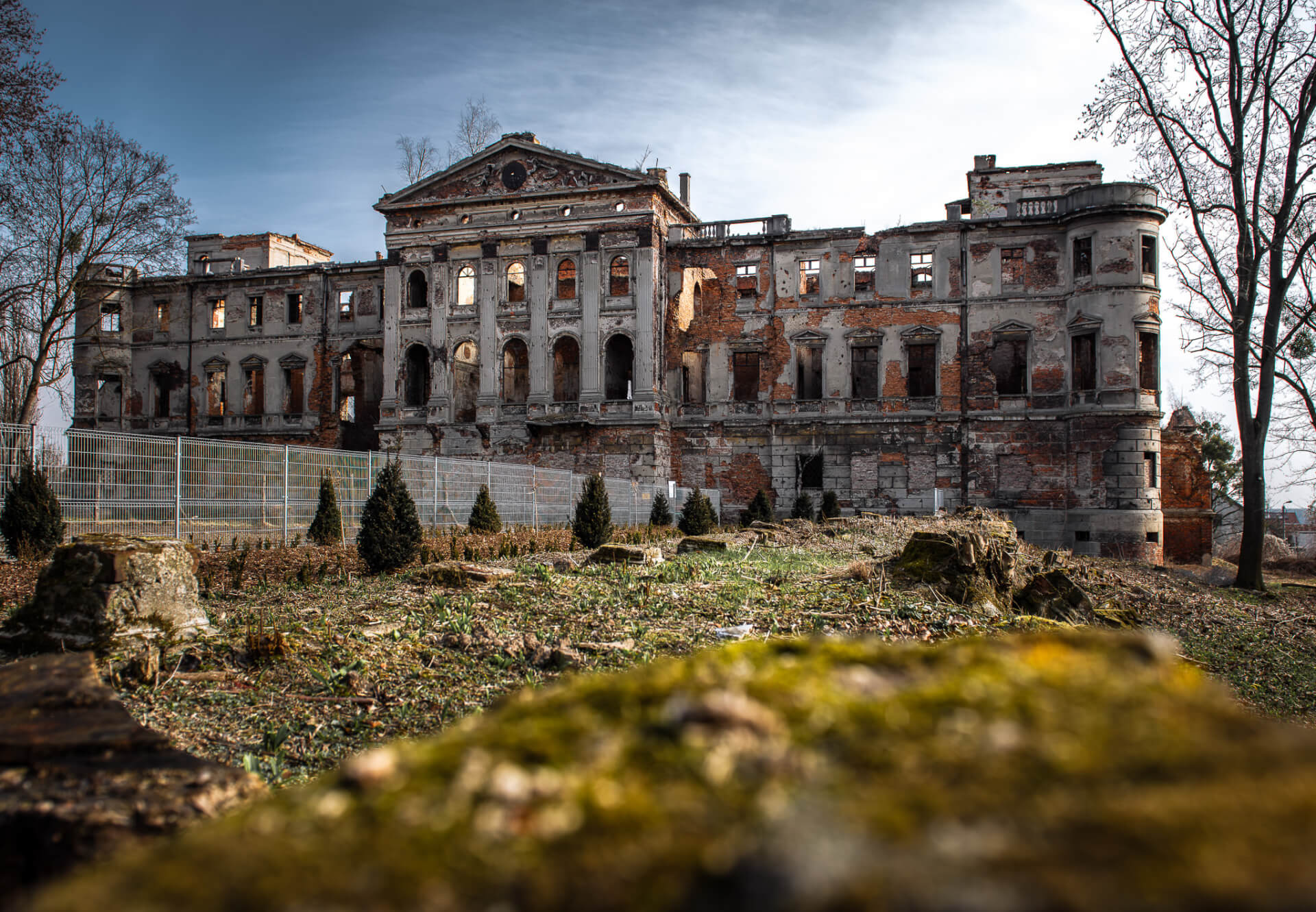 Ruiny pałacu w Sławikowie