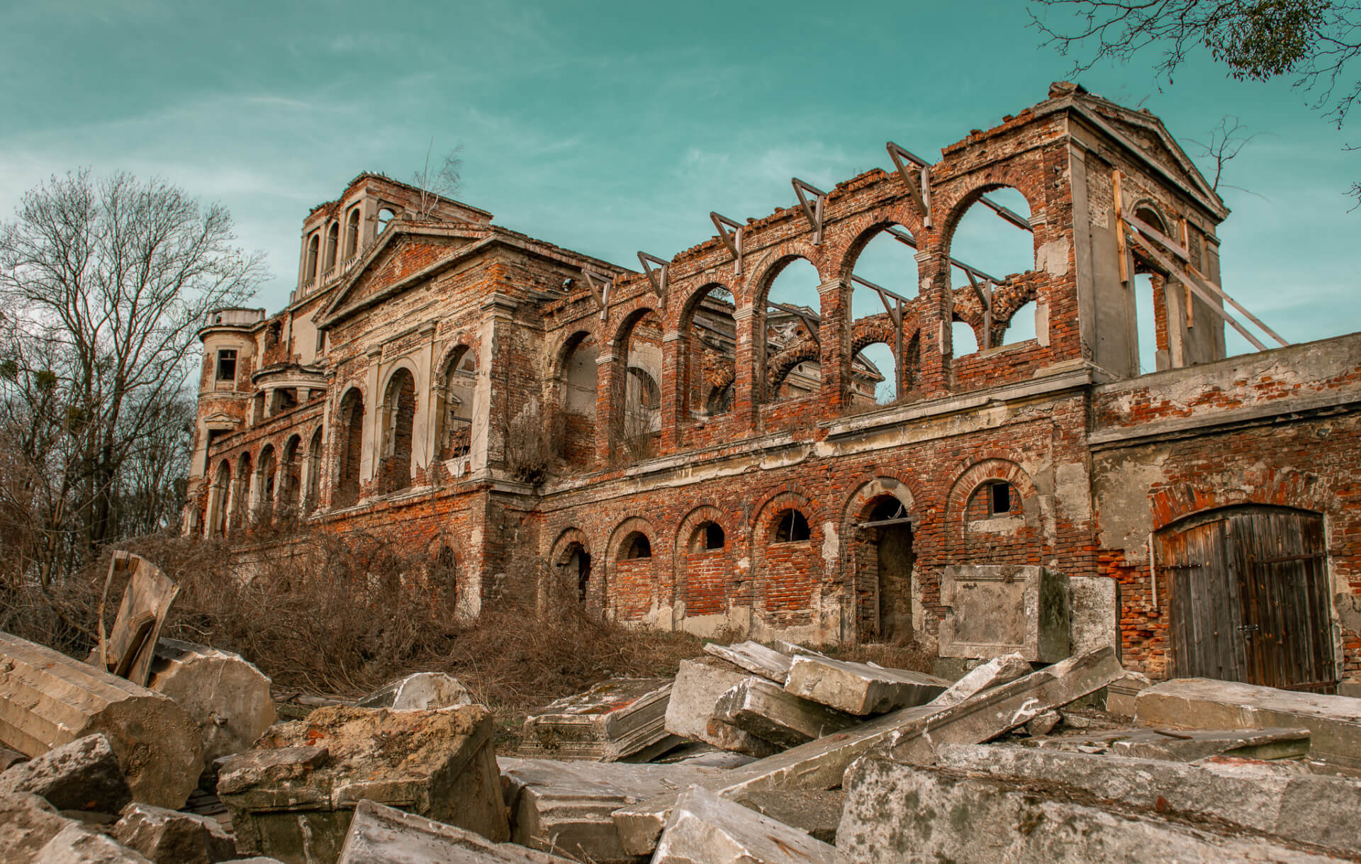 Ruiny pałacu w Sławikowie