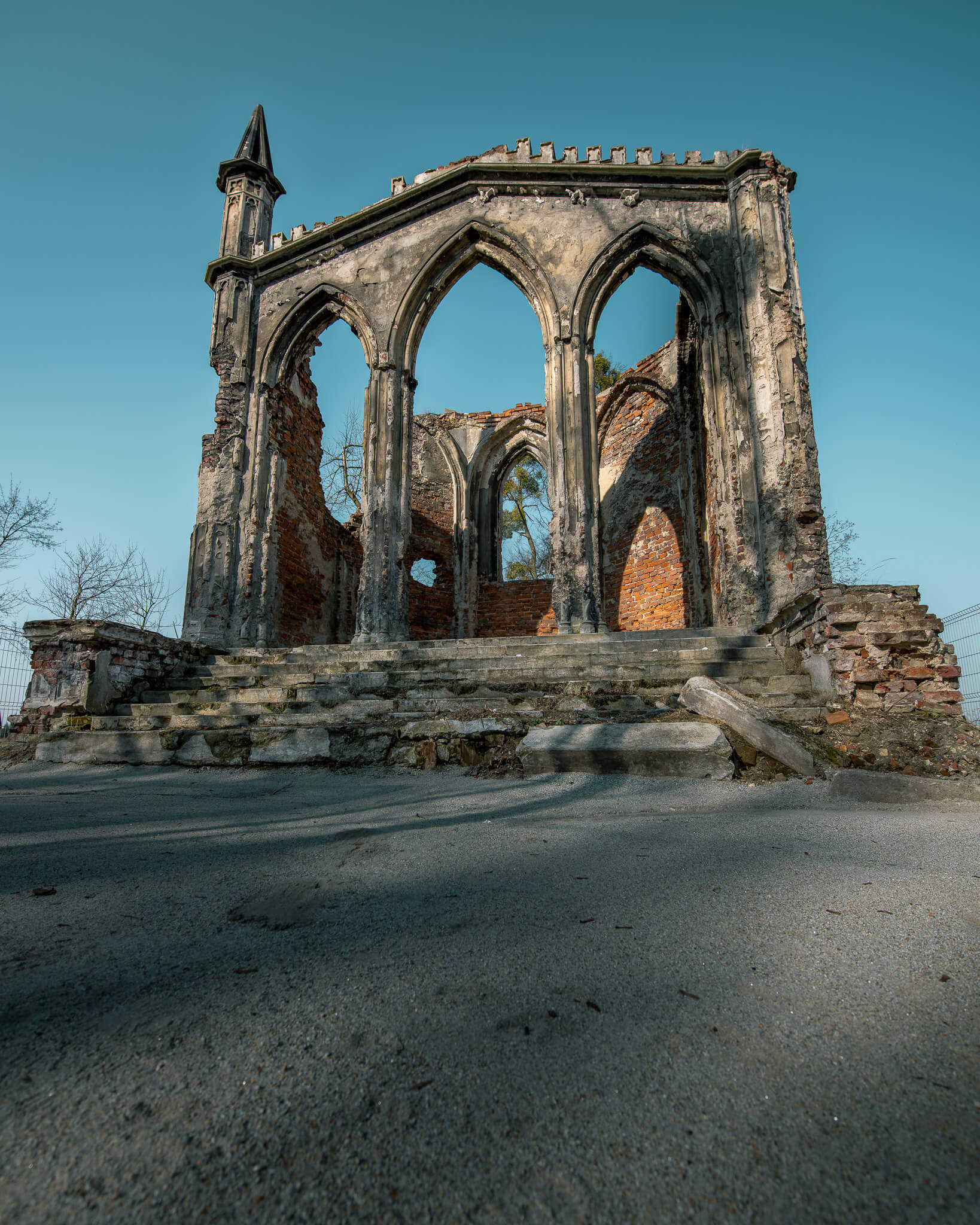 Ruiny pałacu w Sławikowie