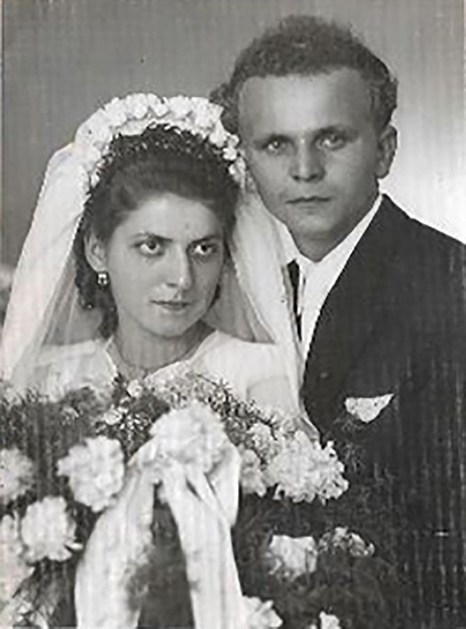 Tak młodzi wyglądali w dniu ślubu, dokładnie 75 lat temu. Zdjęcie z albumu rodzinnego państwa Chrapeć