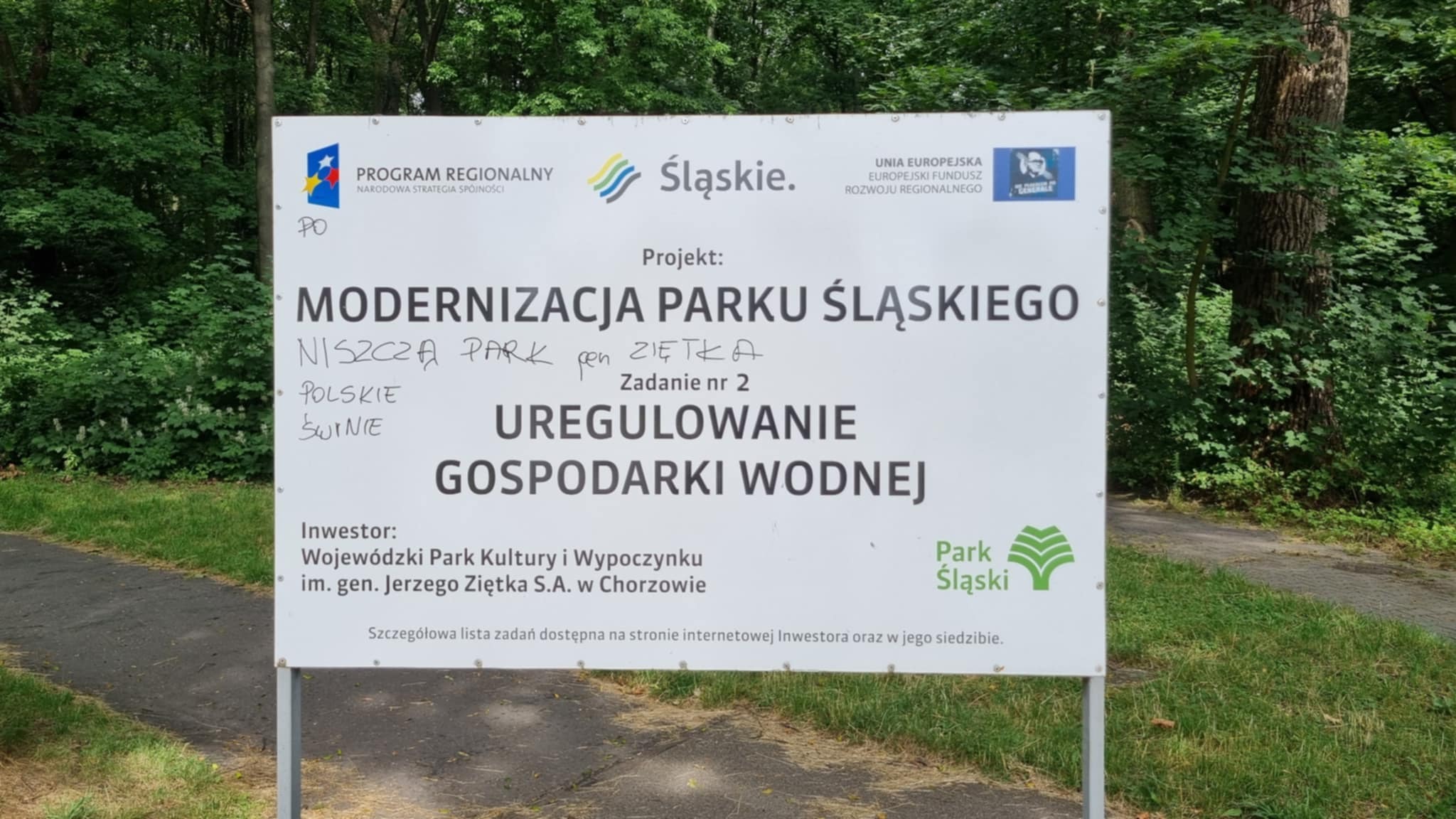 Park Śląski. Te bazgroły na tablicy informacyjnej to nie tylko wandalizm. To głupota!