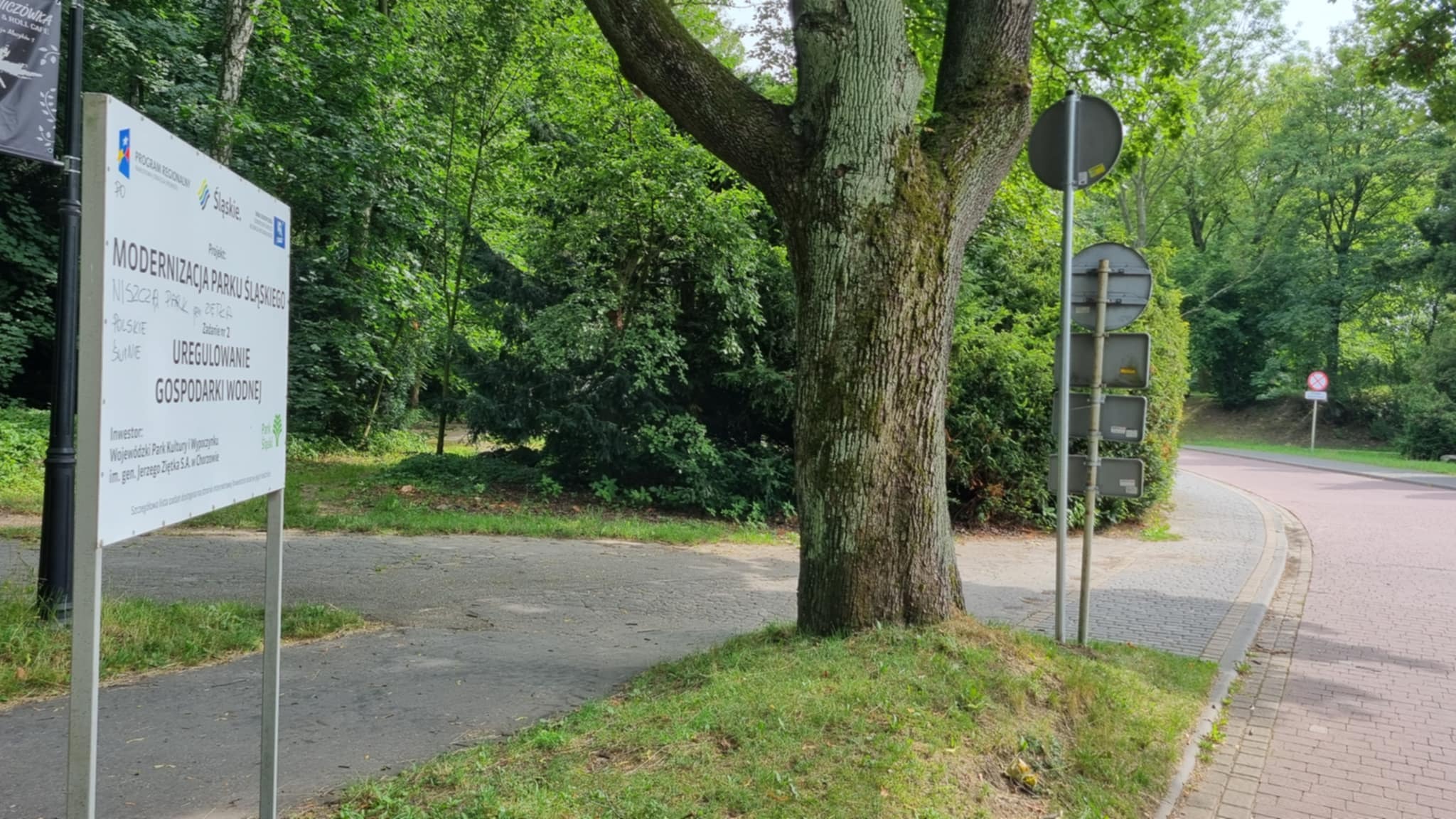 Park Śląski. Te bazgroły na tablicy informacyjnej to nie tylko wandalizm. To głupota!