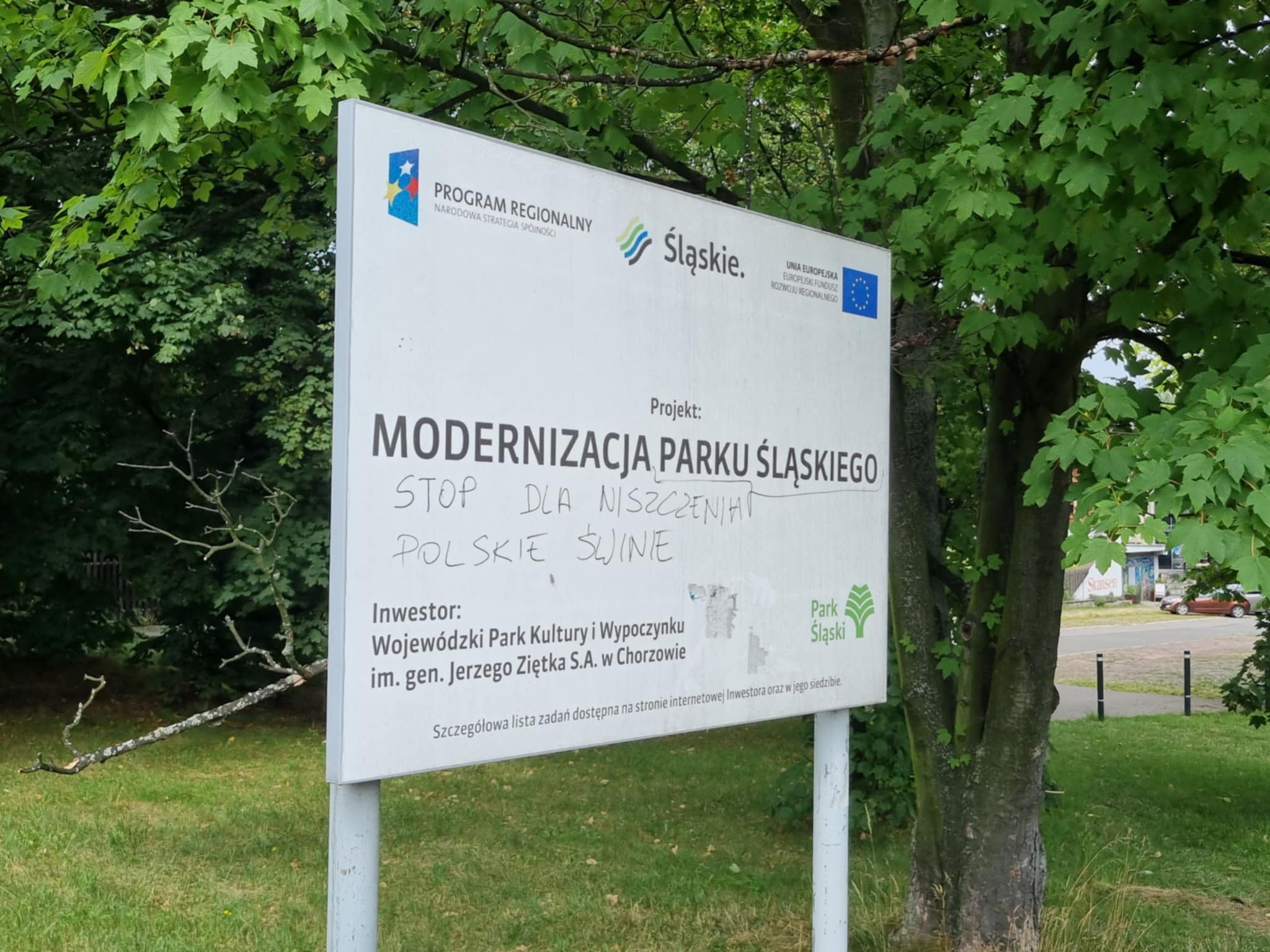 Park Śląski. Te bazgroły na tablicy informacyjnej to nie tylko wandalizm. To głupota!