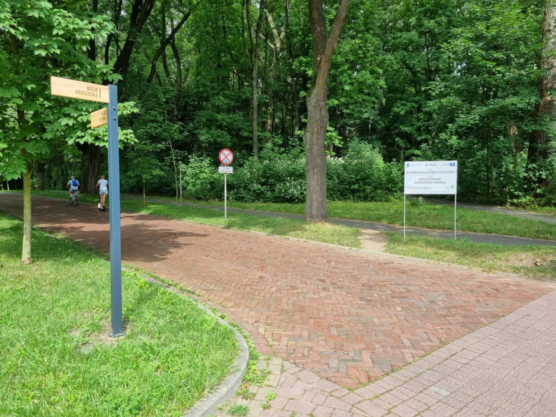 Park Śląski. Te bazgroły na tablicy informacyjnej to nie tylko wandalizm. To głupota!