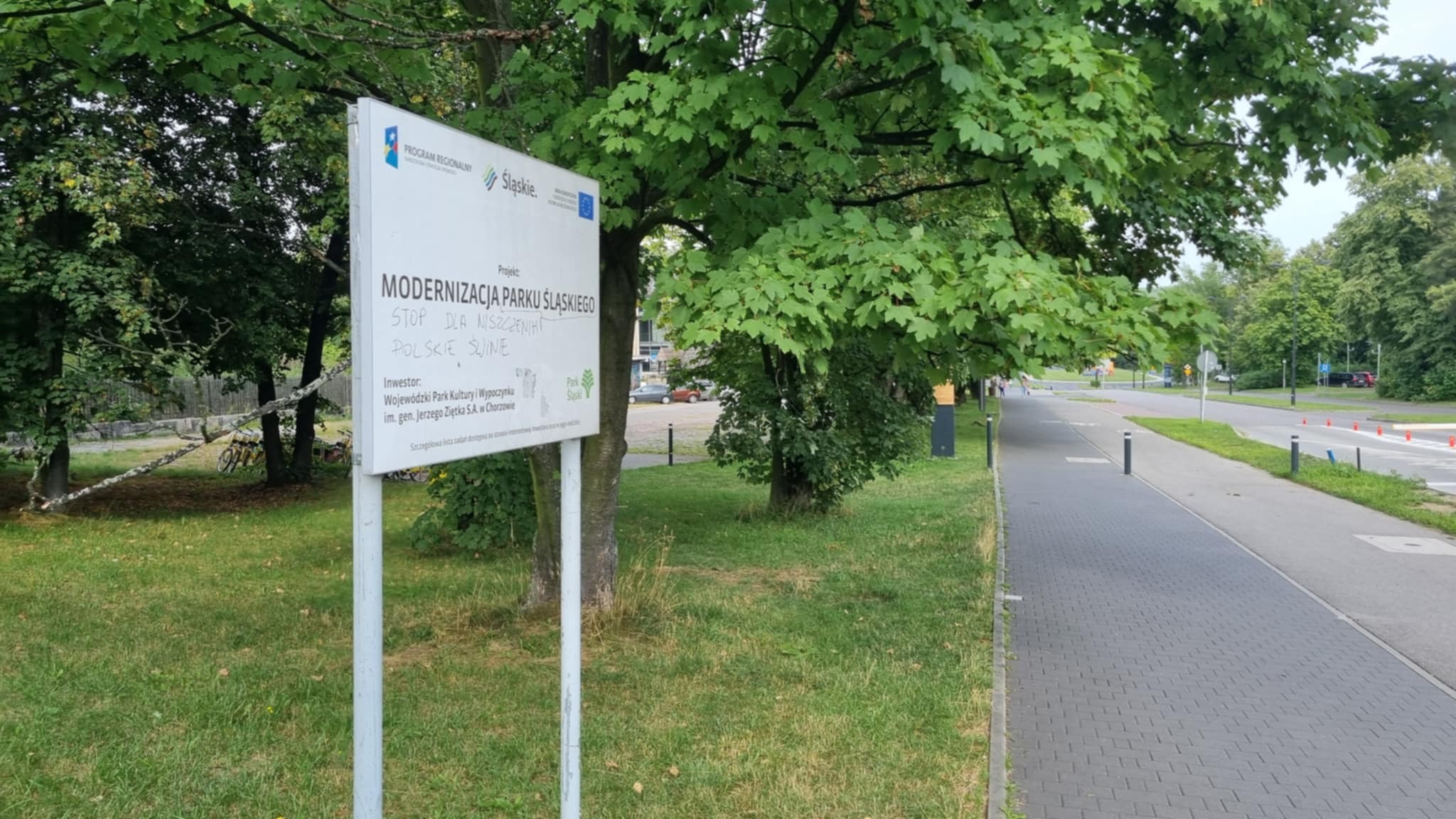 Park Śląski. Te bazgroły na tablicy informacyjnej to nie tylko wandalizm. To głupota!