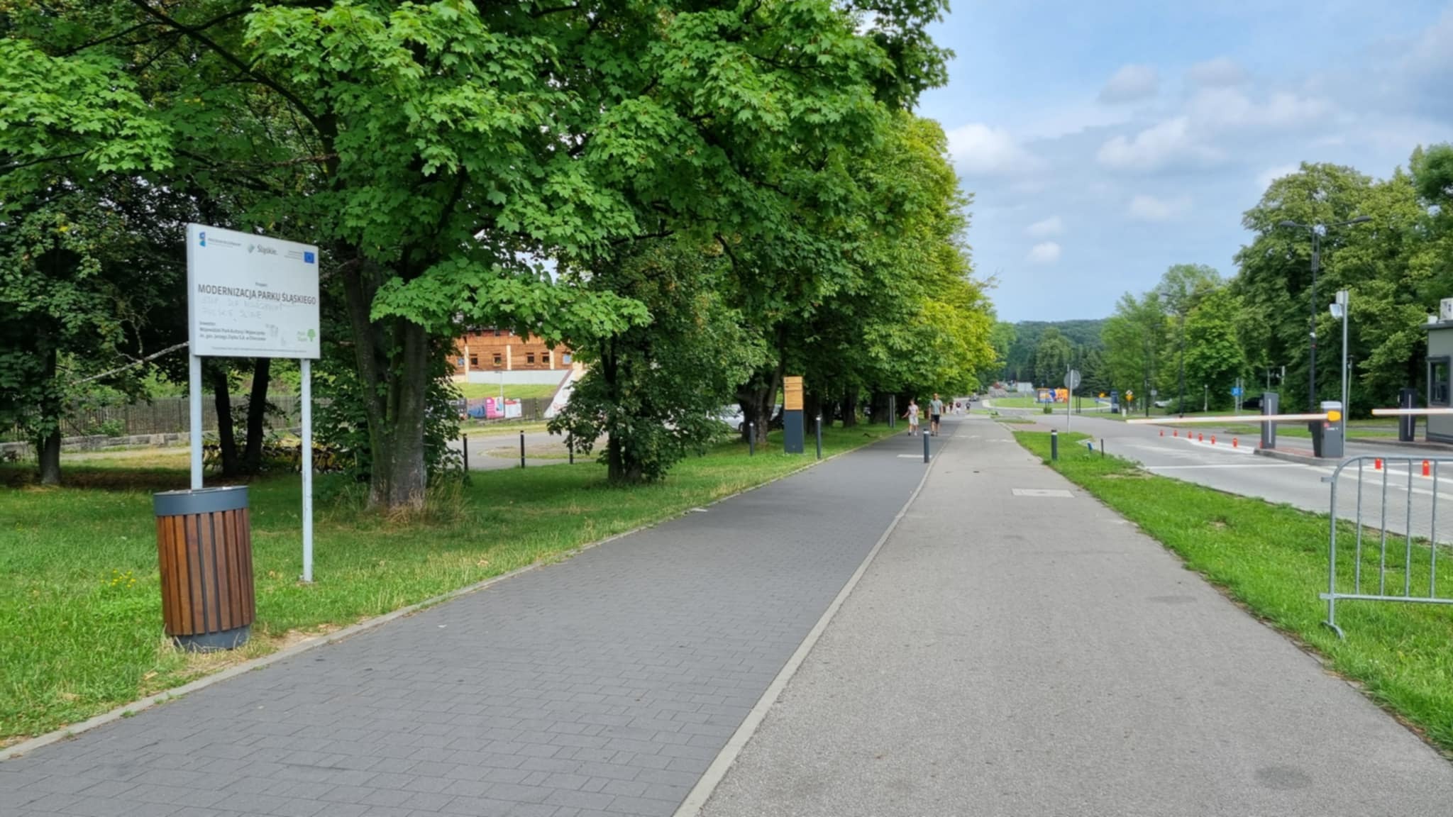 Park Śląski. Te bazgroły na tablicy informacyjnej to nie tylko wandalizm. To głupota!