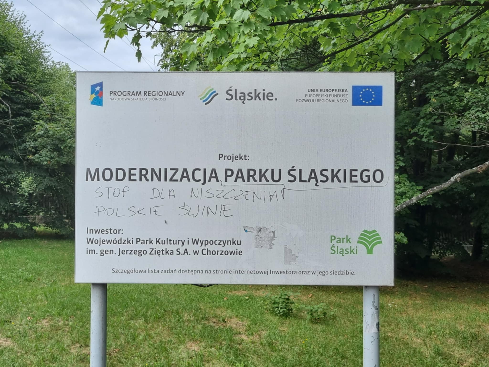 Park Śląski. Te bazgroły na tablicy informacyjnej to nie tylko wandalizm. To głupota!