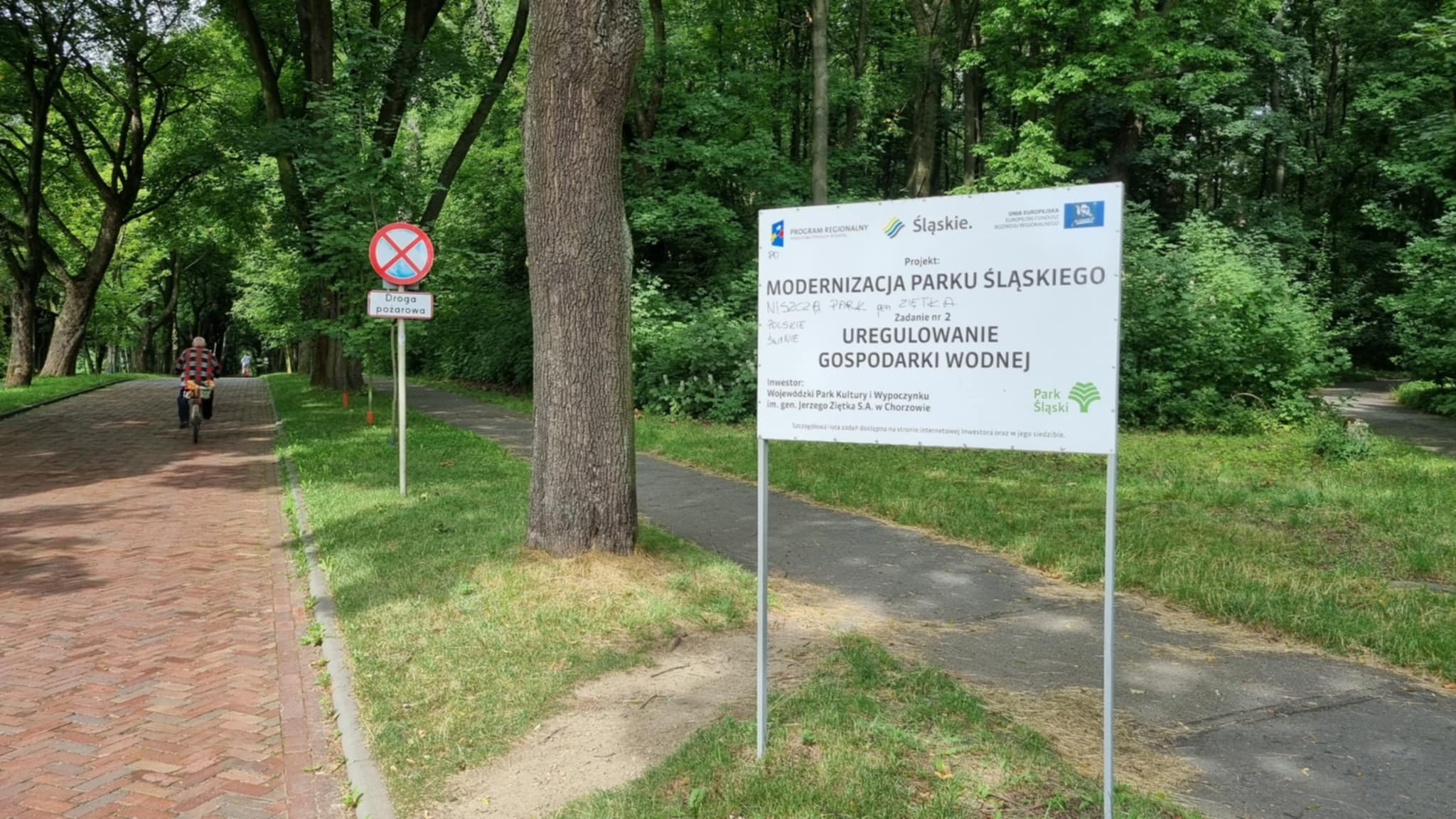 Park Śląski. Te bazgroły na tablicy informacyjnej to nie tylko wandalizm. To głupota!