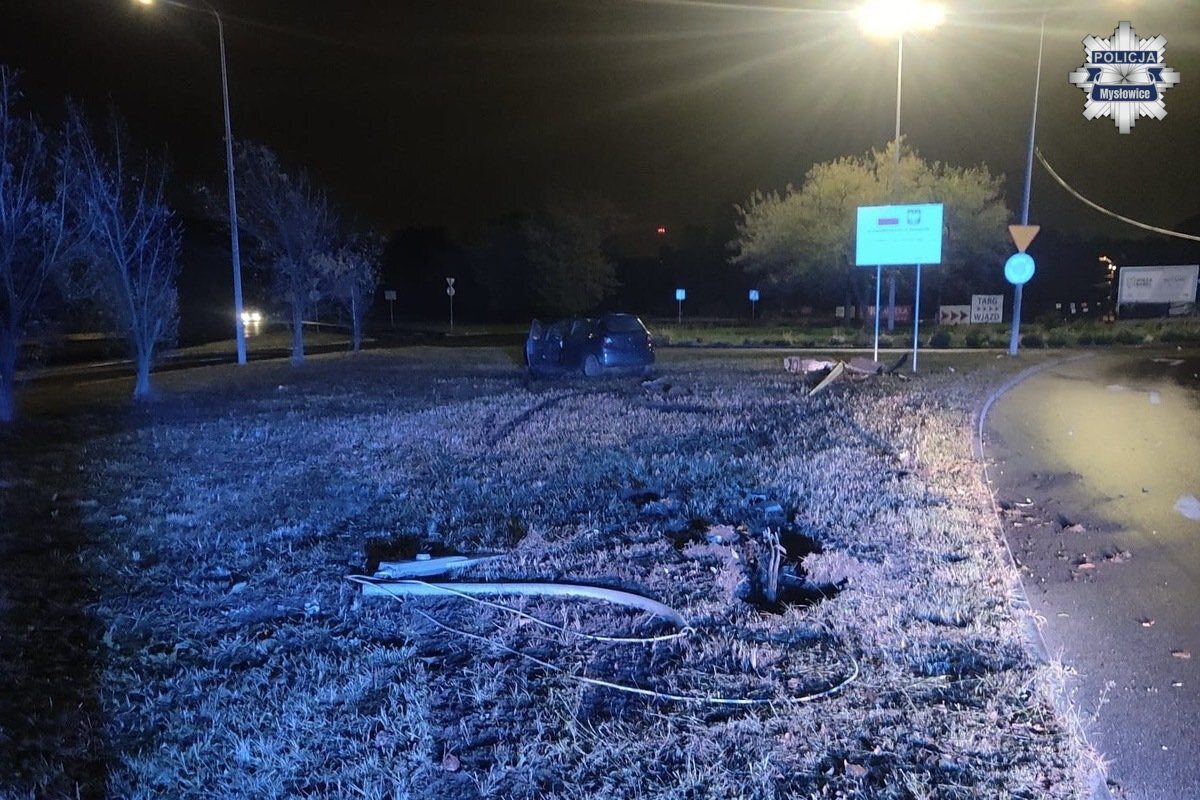 Pijany kierowca rozbił auto na latarni w Mysłowicach