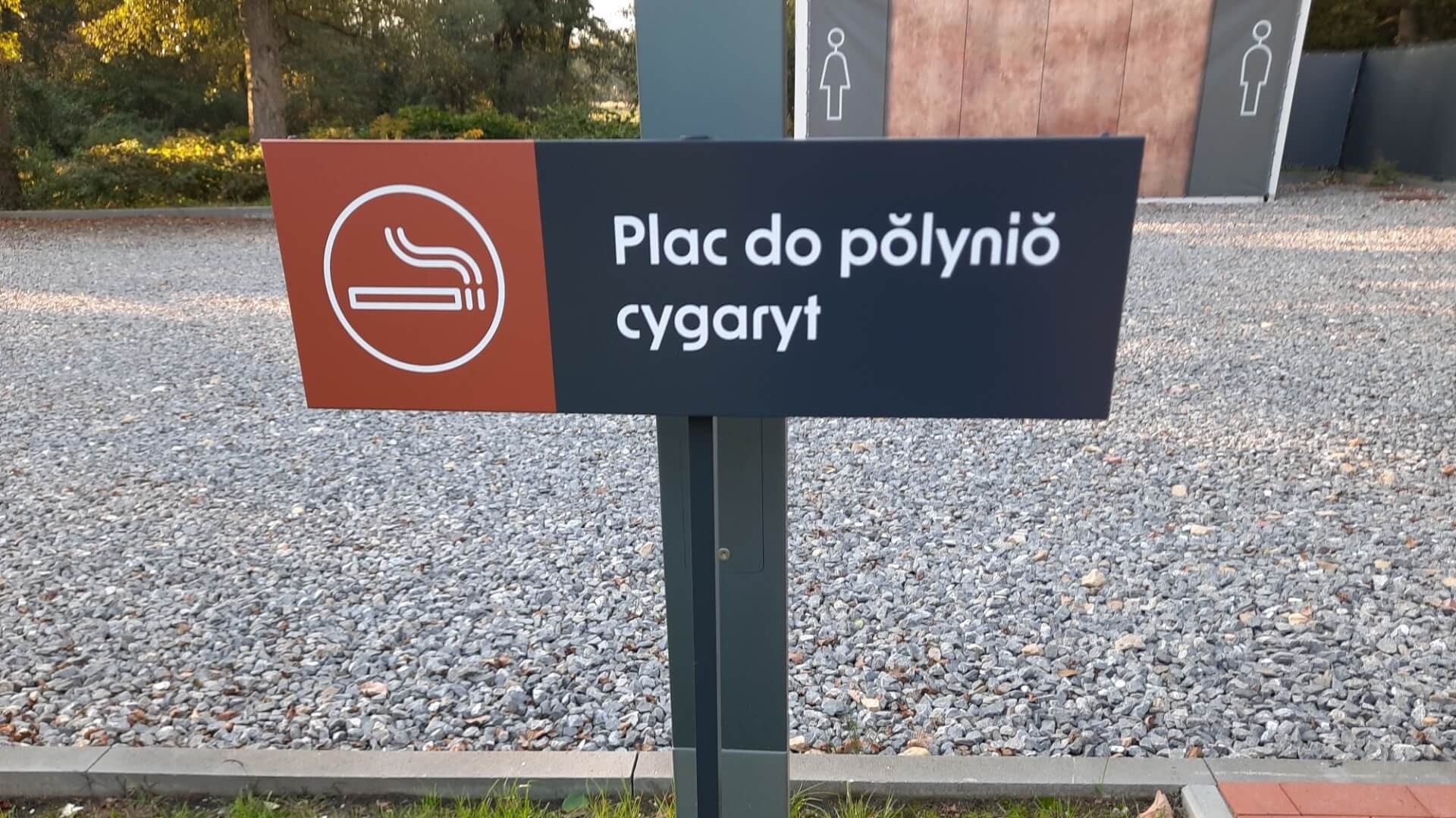 Tabliczka przy restauracji Rudy Las w Rudach. Fot. Katarzyna Pachelska