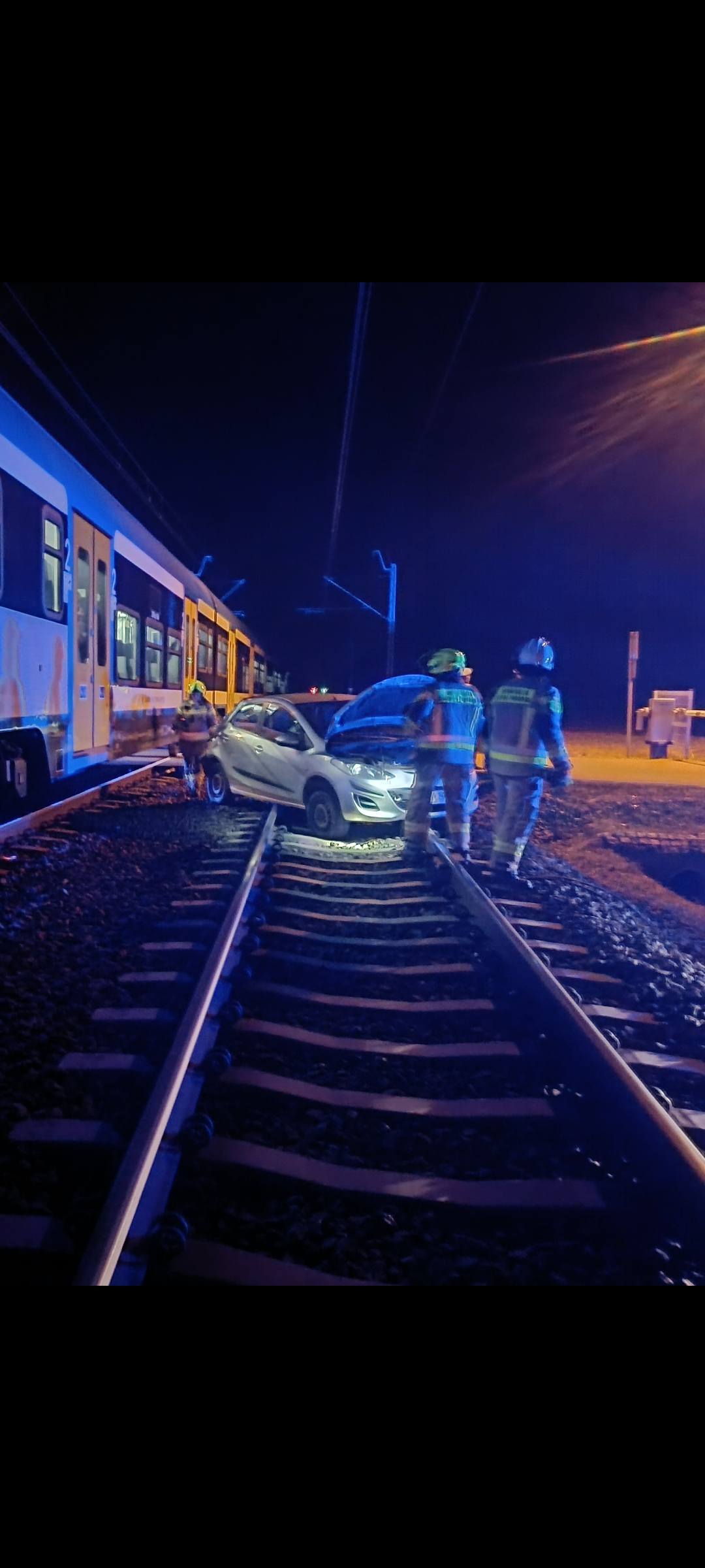 Pociąg staranował samochód