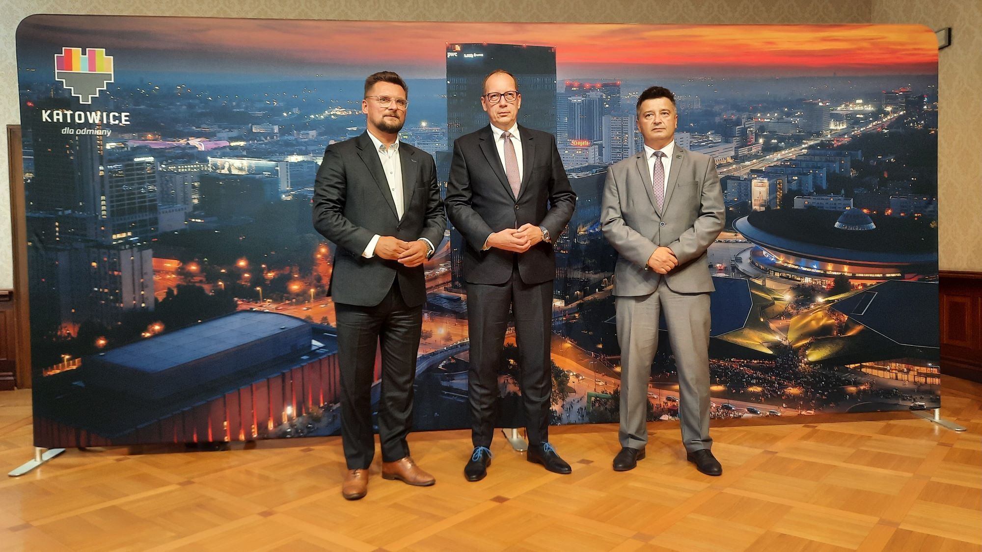 Od lewej: Marcin Krupa - prezydent Katowic, Jarosław Wieszołek - prezes Spółki Restrukturyzacji Kopalń i Mariusz Jończyk - wiceprezes SRK ds. Zasobów Mieszkaniowych i Odwadniania Kopalń