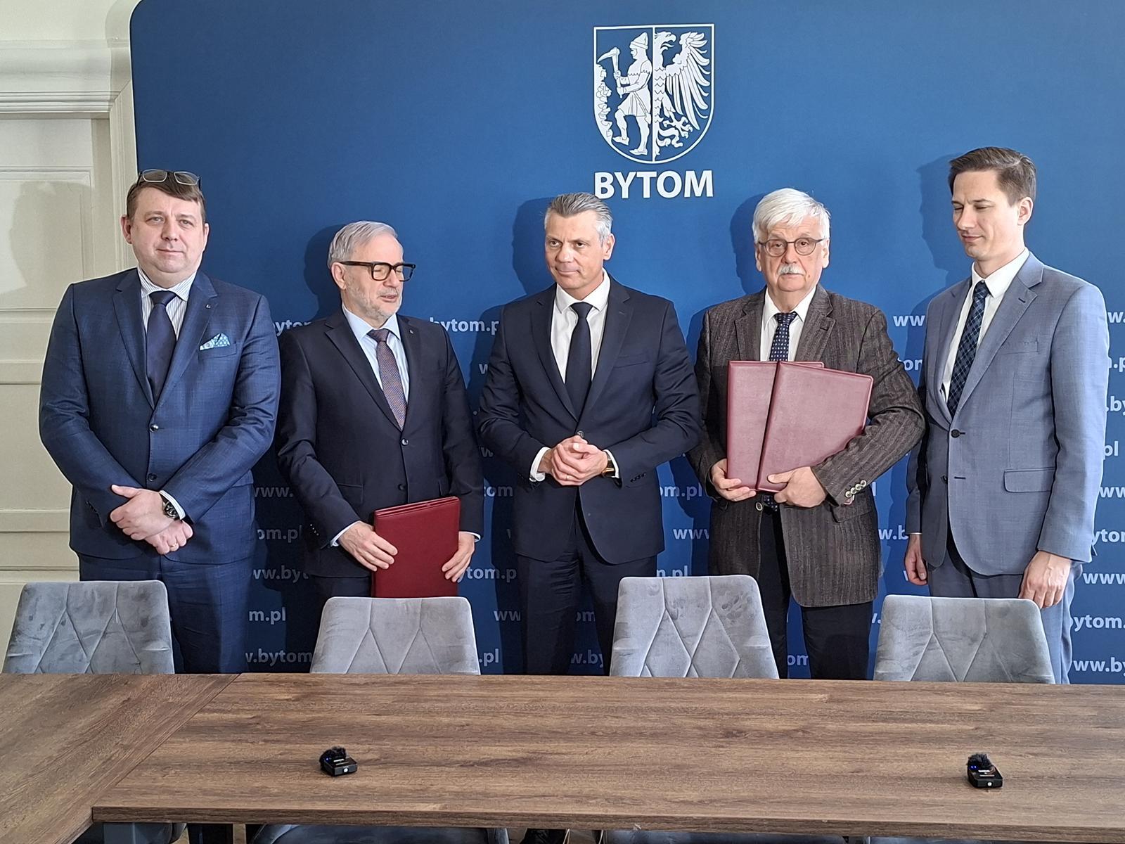 Podpisanie umów w UM Bytom. Od lewej: Marcin Michalik (Tramwaje Śląskie), Wiesław Nowak (ZUE), Mariusz Wołosz (prezydent Bytomia), Bogusław Knapik (prezes Tramwajów Śląskich), Michał Bieda (wiceprezydent Bytomia). Fot. Katarzyna Pachelska