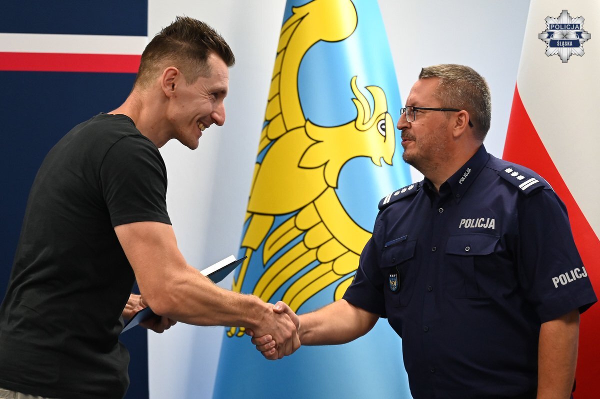 Policja uhonorowała bohaterskich mieszkańców Chorzowa za reakcję po ataku nożownika