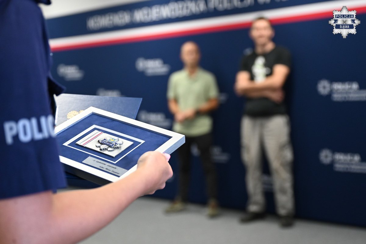 Policja uhonorowała bohaterskich mieszkańców Chorzowa za reakcję po ataku nożownika