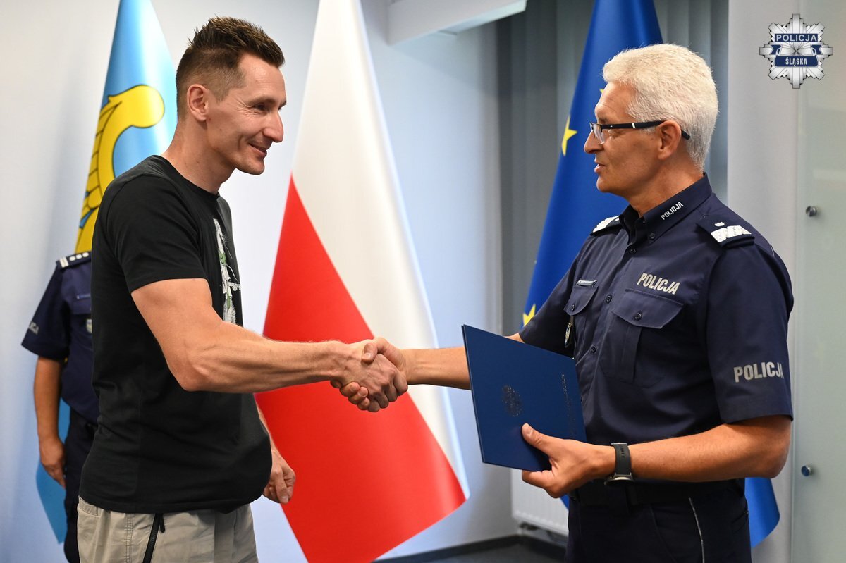 Policja uhonorowała bohaterskich mieszkańców Chorzowa za reakcję po ataku nożownika