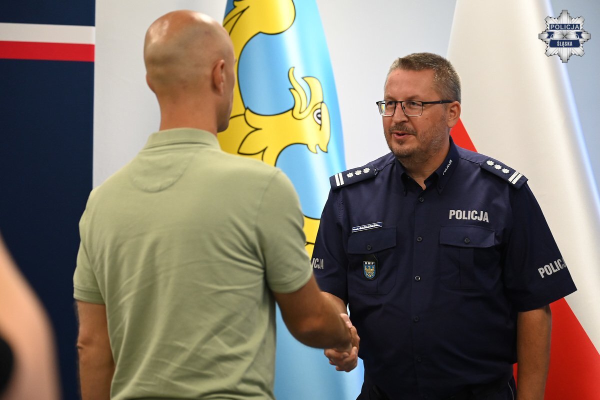 Policja uhonorowała bohaterskich mieszkańców Chorzowa za reakcję po ataku nożownika