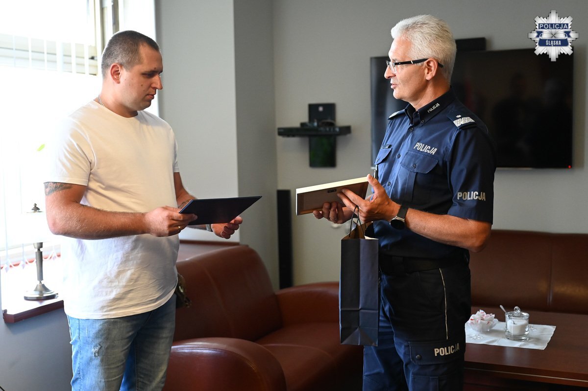 Policja uhonorowała bohaterskich mieszkańców Chorzowa za reakcję po ataku nożownika