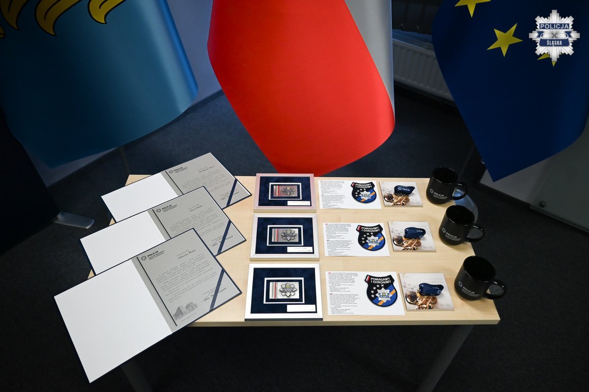 Policja uhonorowała bohaterskich mieszkańców Chorzowa za reakcję po ataku nożownika