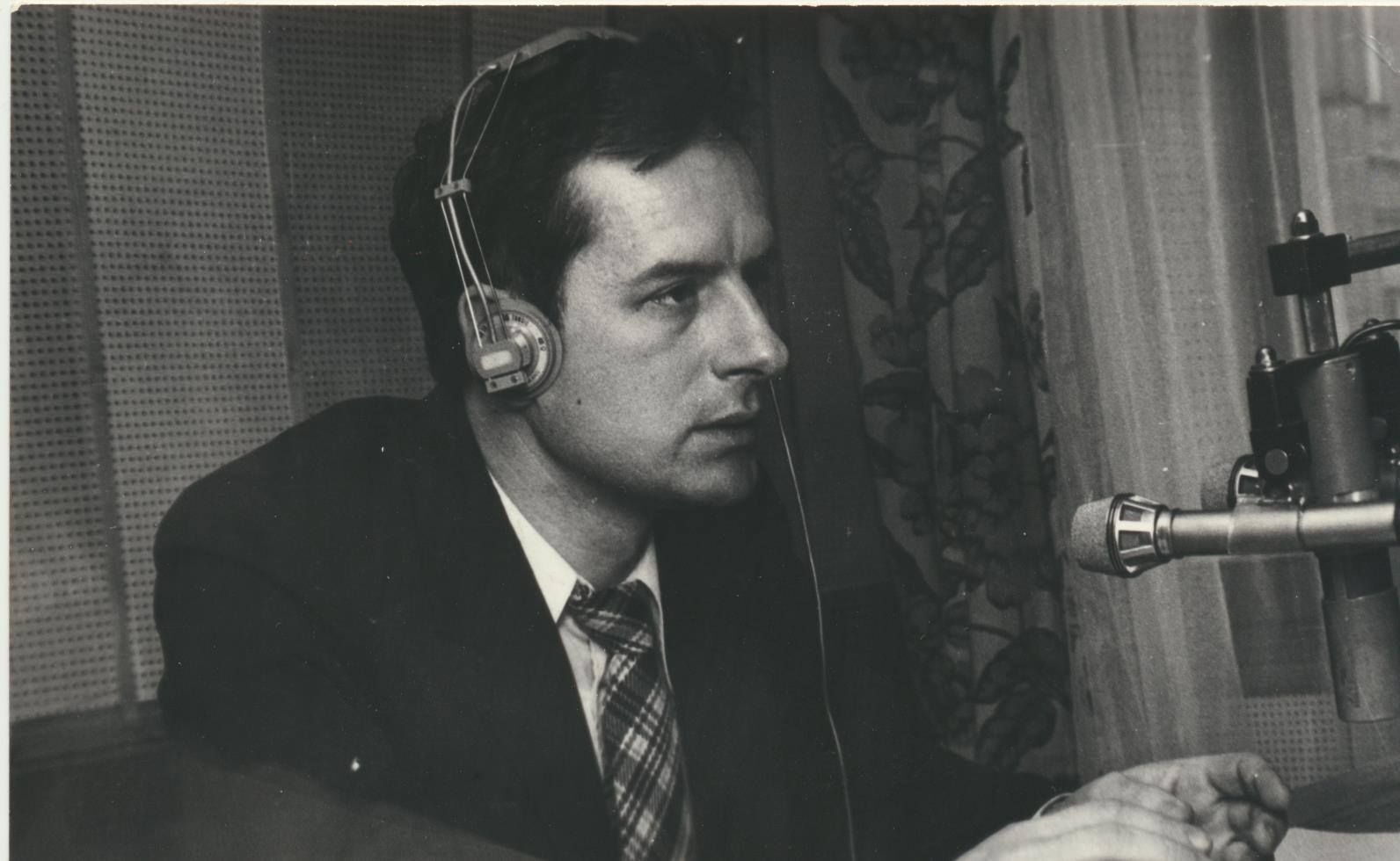 Wiktor Niedzicki w studiu Polskiego Radia podczas realizacji audycji „Lato z radiem”. 1983.