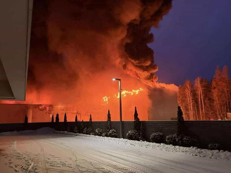 Pożar hali w Aleksandrii Pierwszej opanowany. 29 zastępów straży walczyło z ogniem