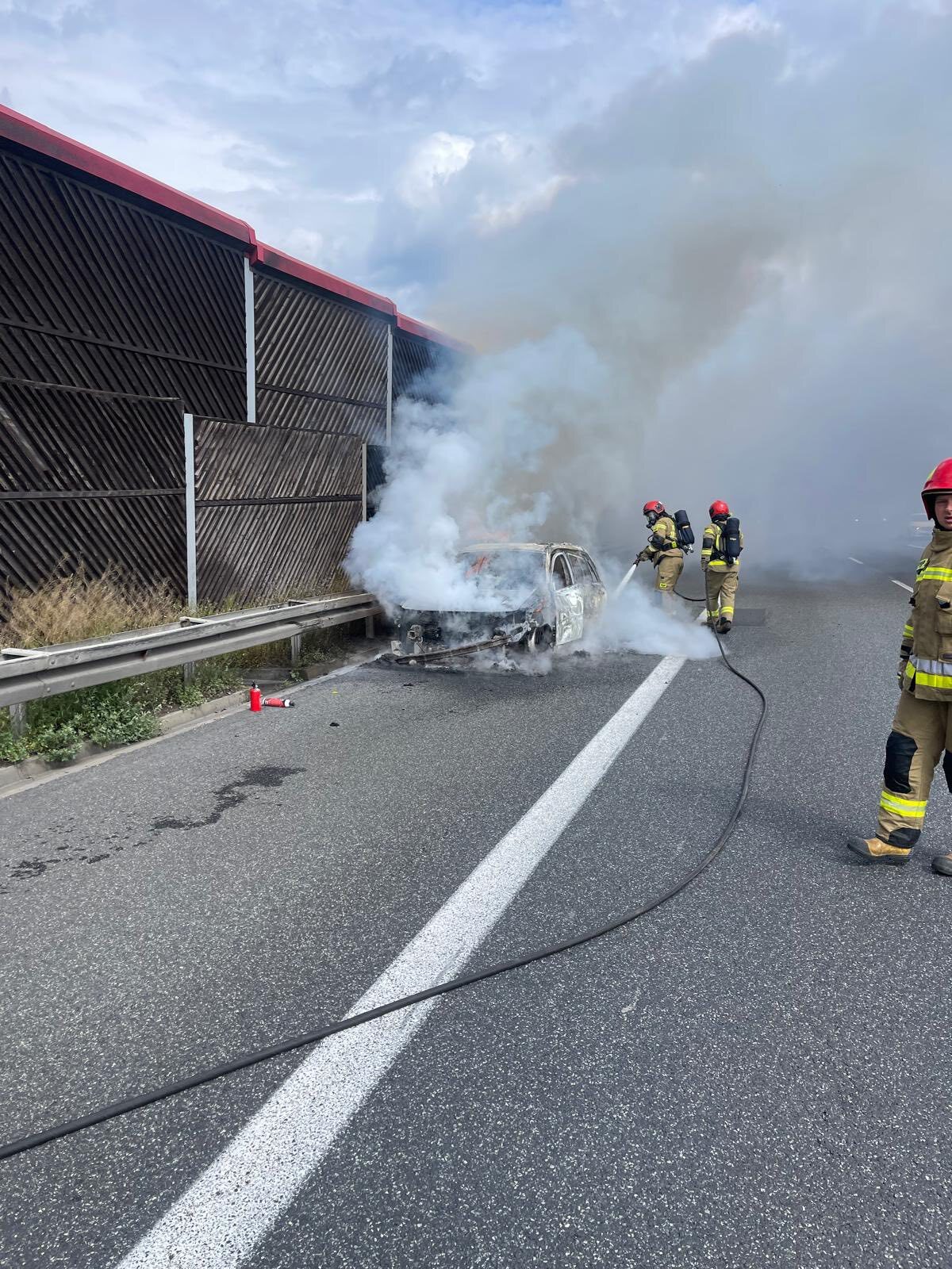 Pozar auta na A4 1