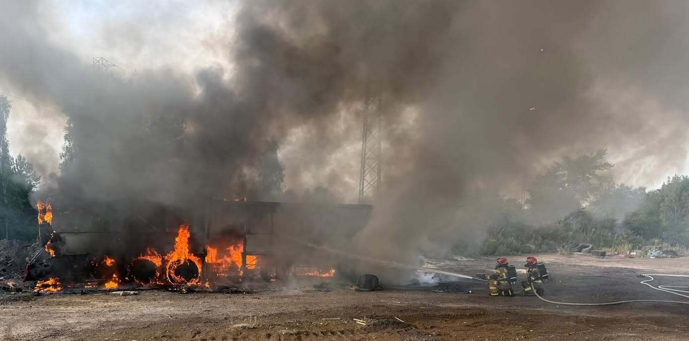 Pożar porzuconego autokaru w Piekarach Śląskich. Pojazd spłonął na nieużytkach