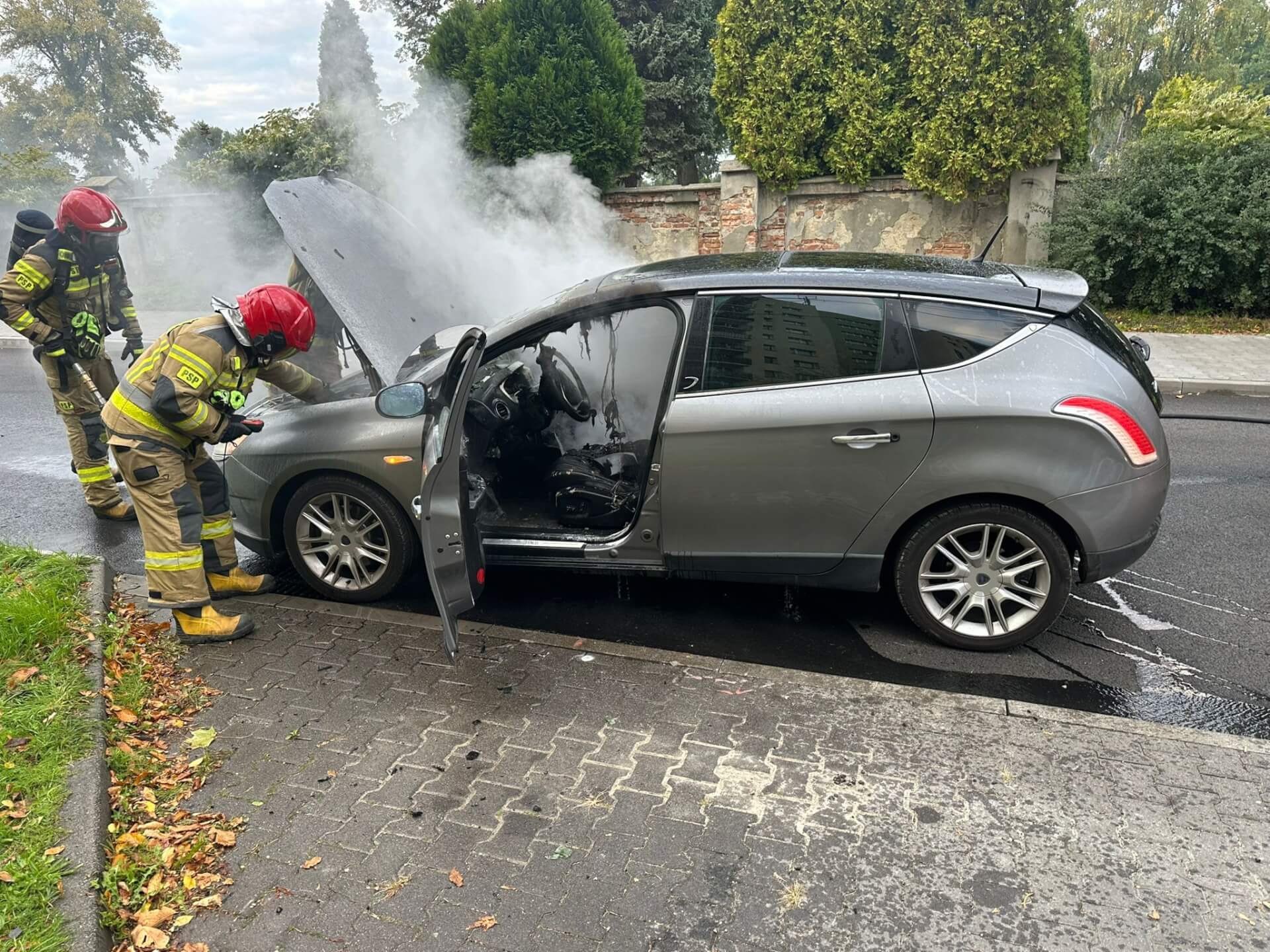 Pożar samochodu osobowego na ul. Mikołowskiej w Mysłowicach