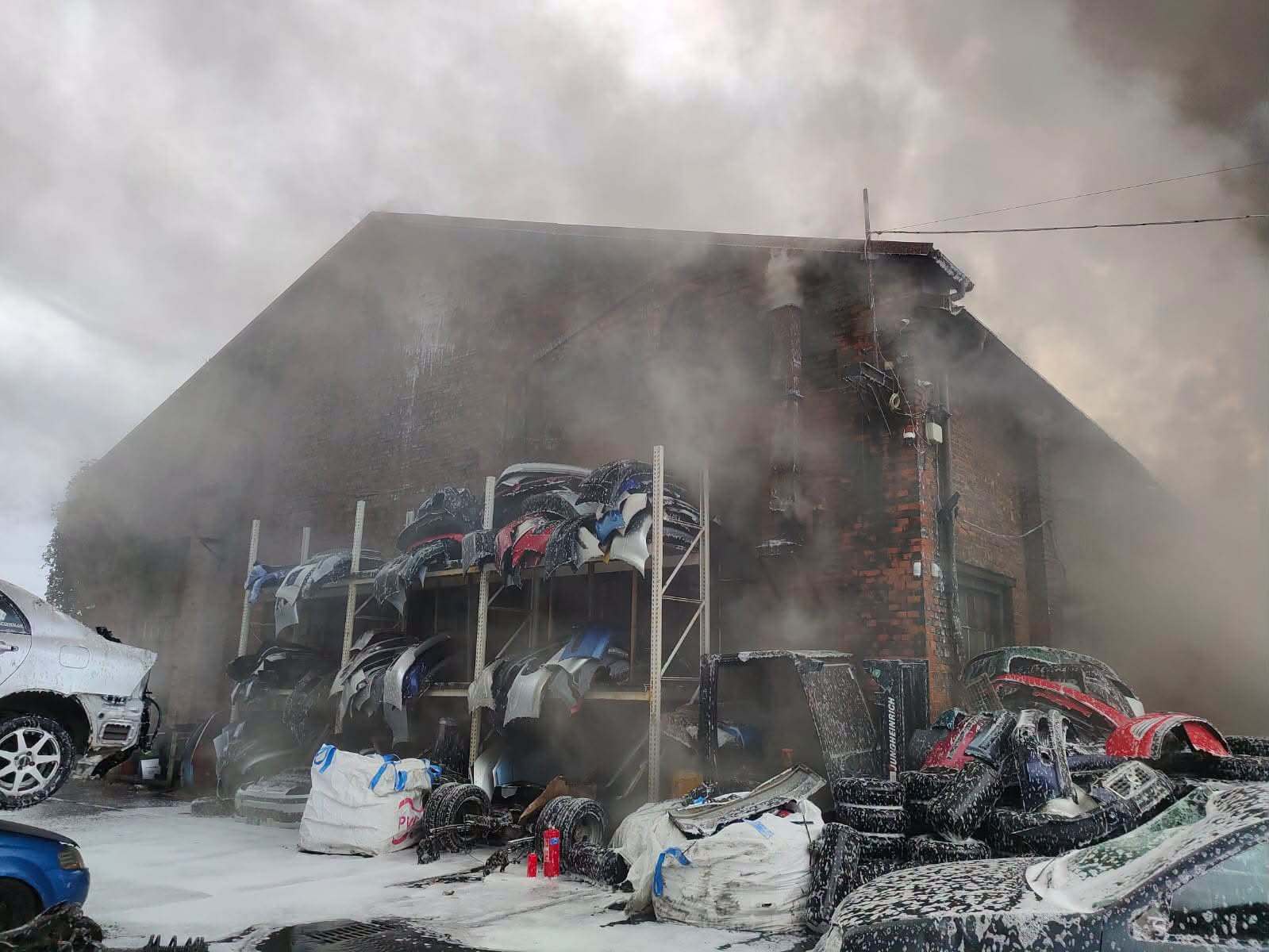 Pożar w Chorzowie. Płonie skład złomu z wrakami samochodów. Na miejscu 22 zastępów straży pożarnej