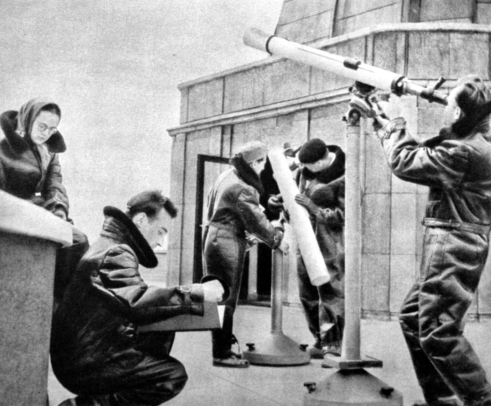 Pracownicy Planatarium w zimowych strojach. Na Szyndzielni byłyby szczególnie przydatne.