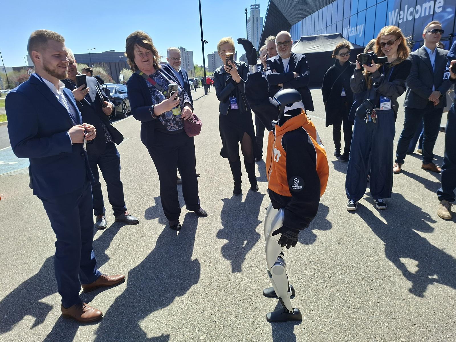 Prezentacja robota i pojazdu Blees