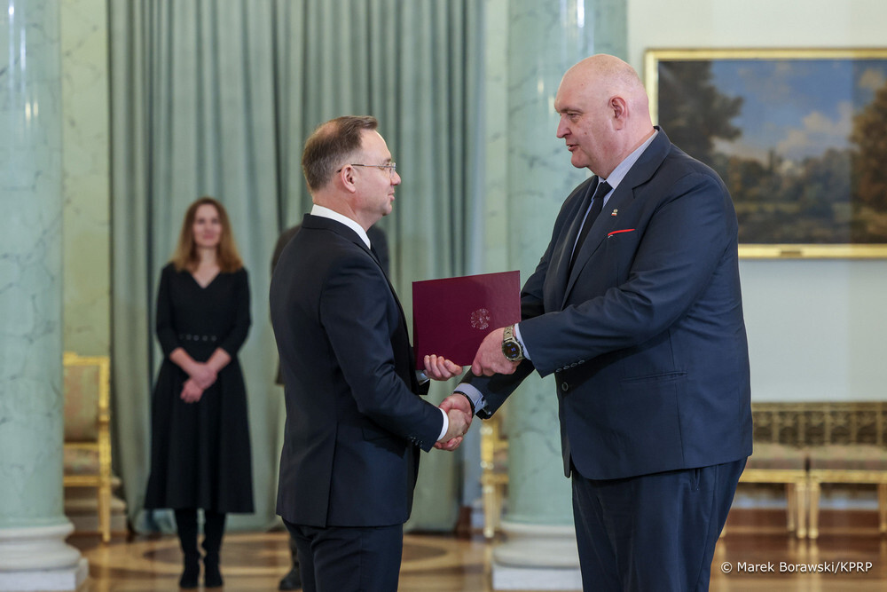 Prezydent Rzeczypospolitej Polskiej Andrzej Duda i Prezes Trybunału Konstytucyjnego Bogdan Święczkowski podczas uroczystości wręczenia nominacji. 9 grudnia 2024