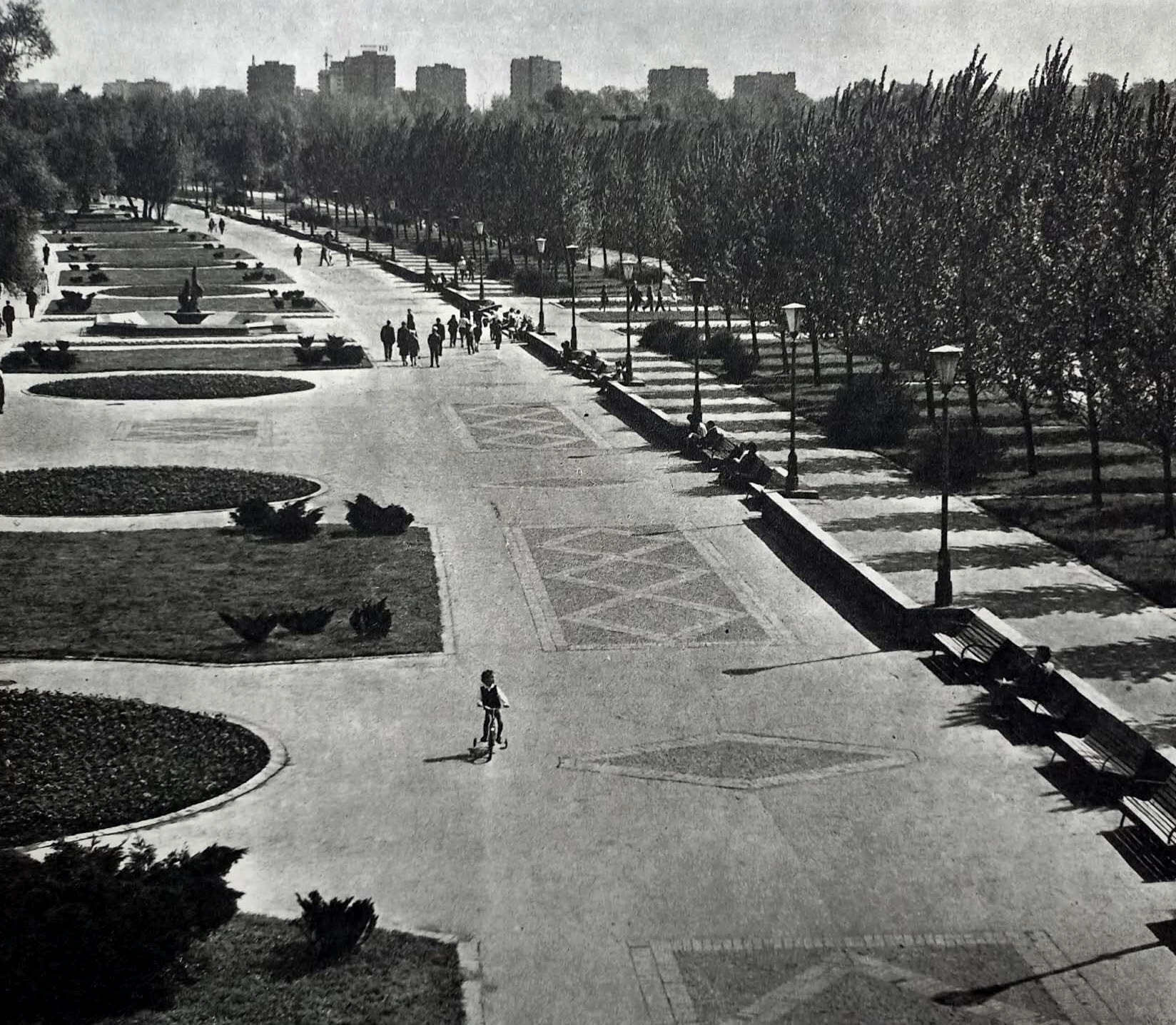 Promenada im. Generała Jerzego Ziętka i fontanna z Fokami (po lewej w odddali)