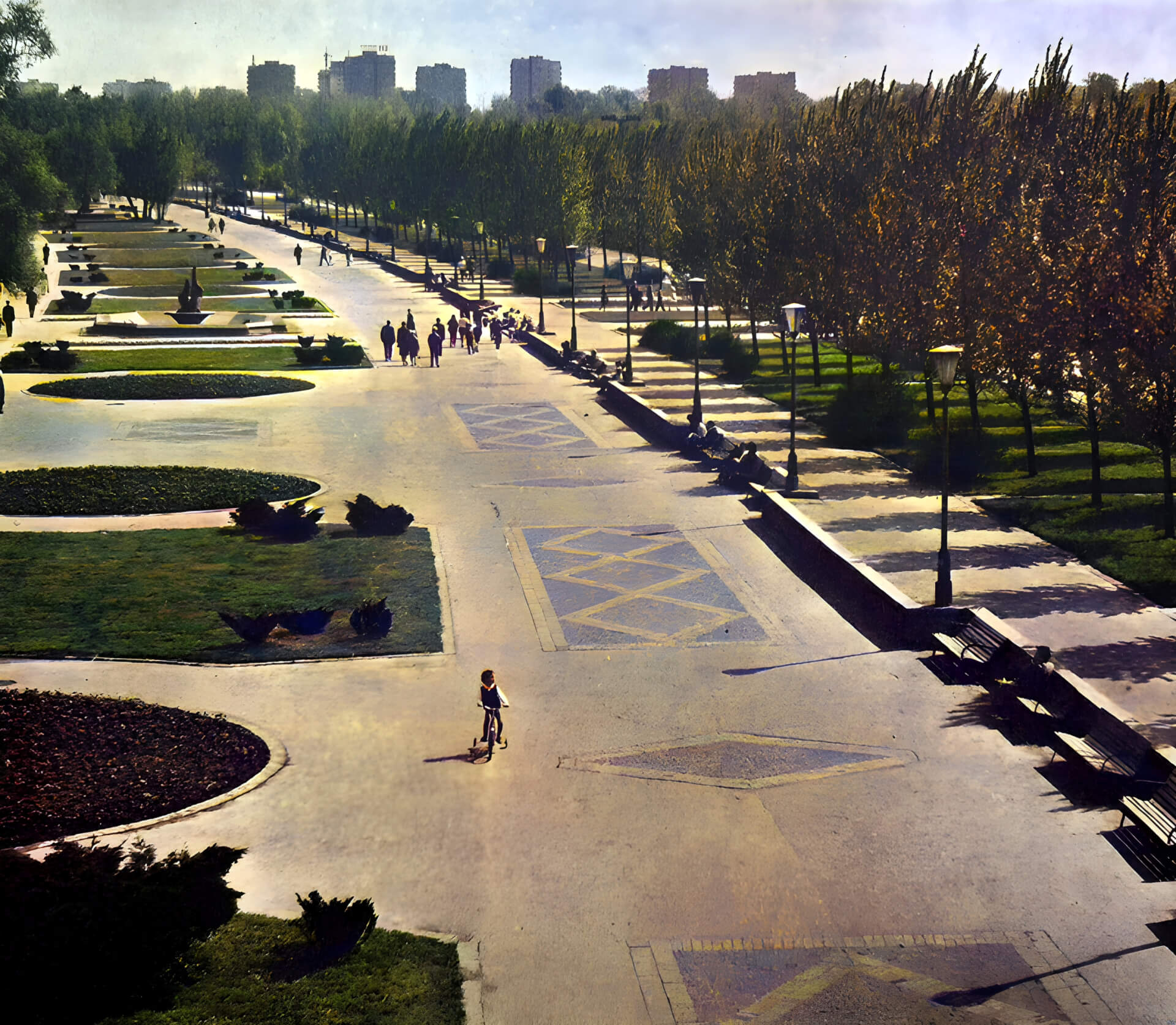 Promenada im. Generała Jerzego Ziętka i fontanna Foki (w oddali po lewej)