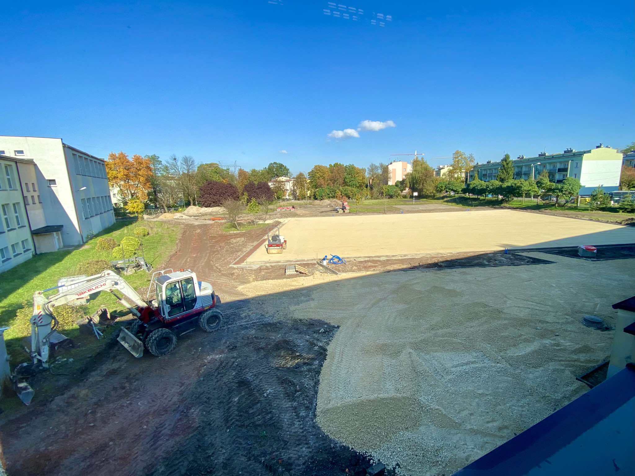 Przy III LO w Dąbrowie Górniczej powstaje wielofunkcyjne boisko