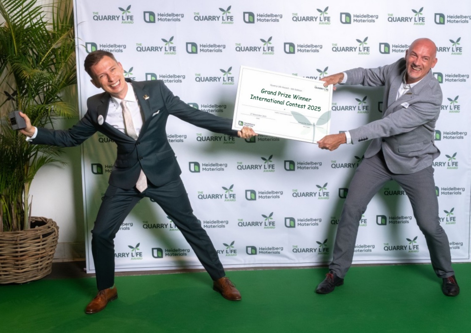 Grand Prix konkursu „Life Quarry Award” dla projektu „Przyroda bez granic”. Autorzy to Daniel Sobolewski oraz Przemysław Bartos – autor strony „Przyroda dla Sosnowca”. 27 listopada 2025.