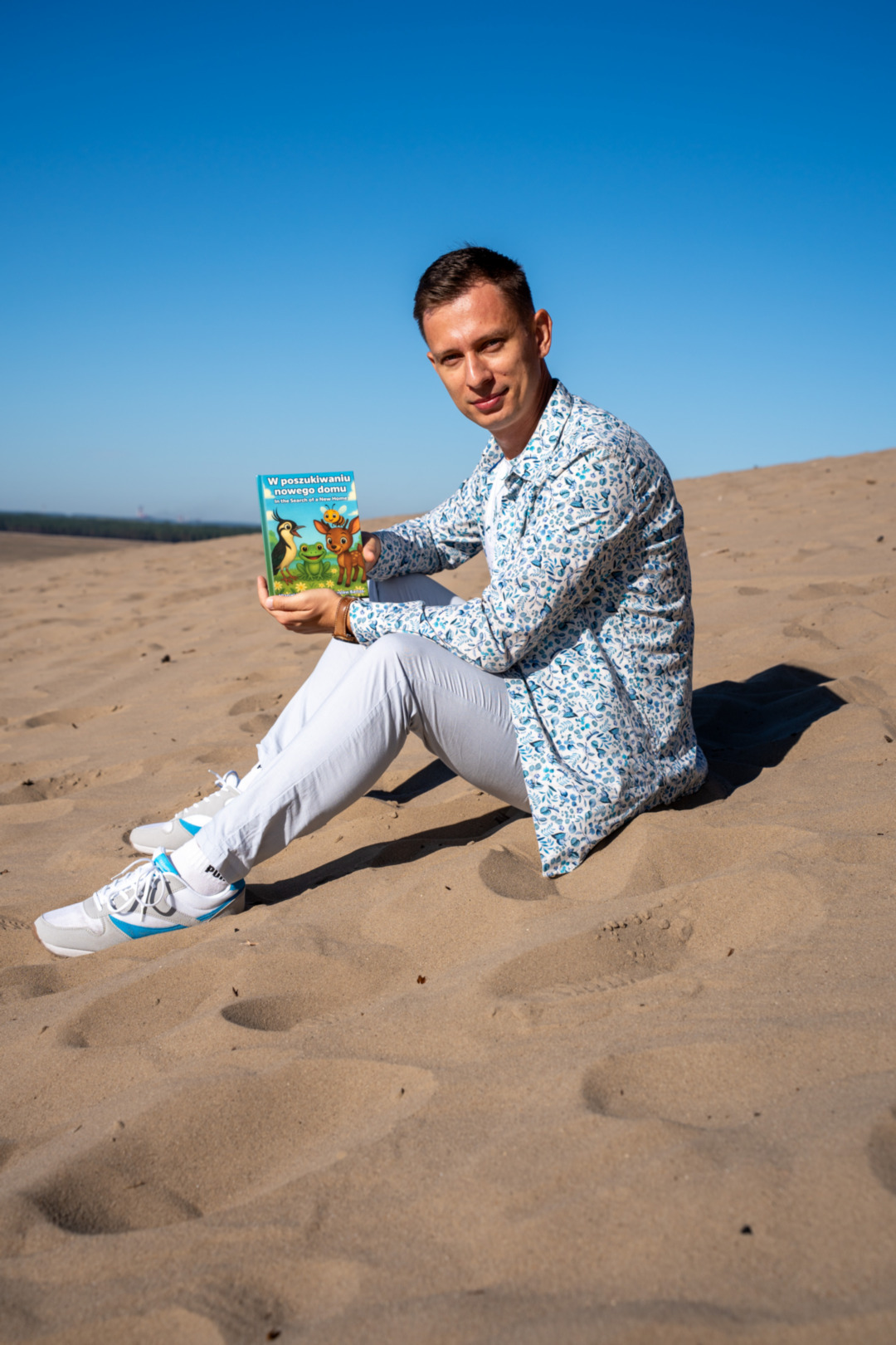 Przemysław Bartos – autor projektu i strony „Przyroda dla Sosnowca” – prezentuje książeczkę edukacyjną dla dzieci swojego współautorstwa..