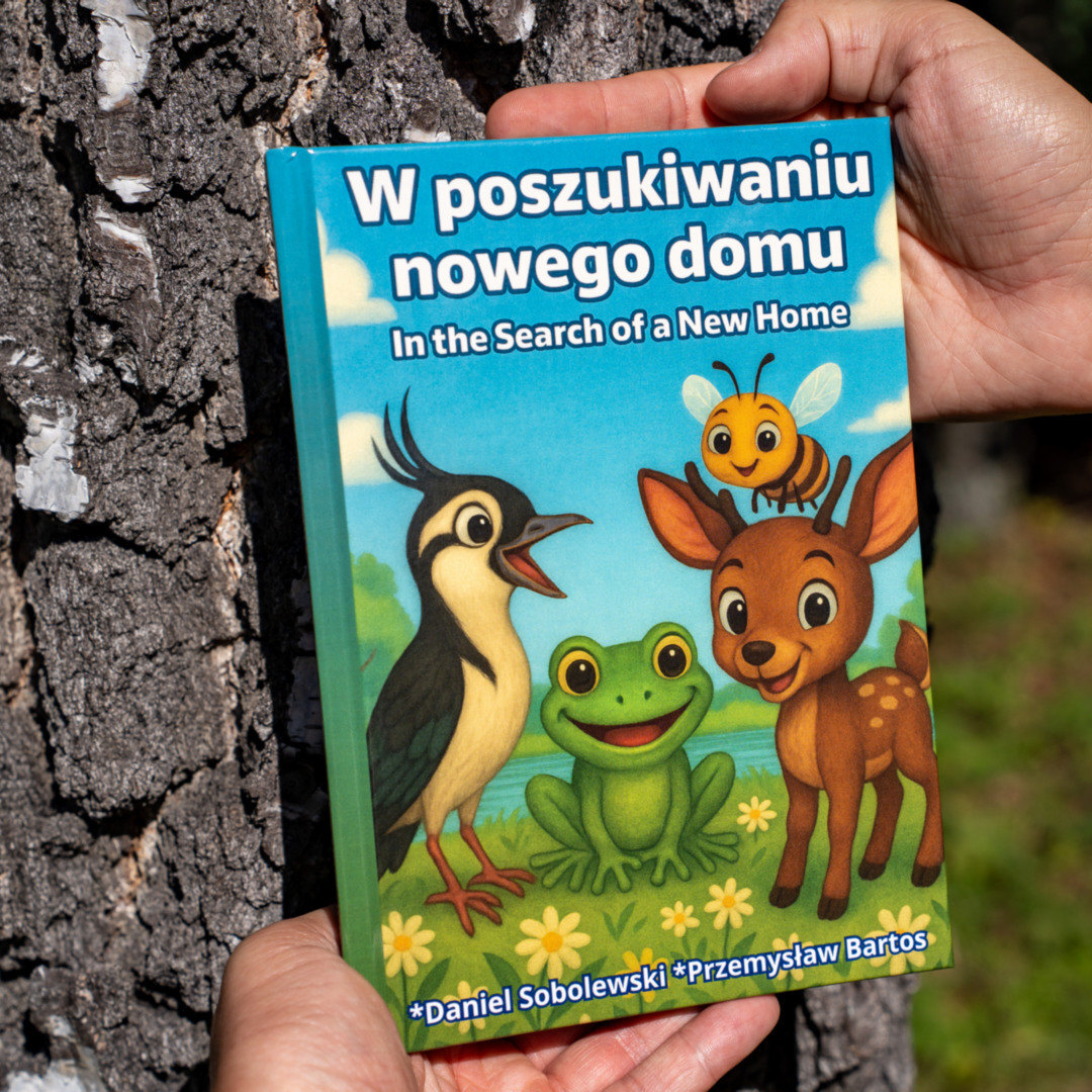 Przemysław Bartos – autor projektu i strony „Przyroda dla Sosnowca” – prezentuje książeczkę edukacyjną dla dzieci pod tytułem „W poszukiwaniu nowego domu” swojego współautorstwa (drugi z autorów – Daniel Sobolewski).