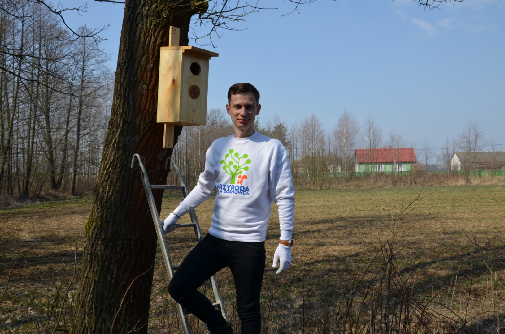 „Zaproś dudka do ogródka” – zachęca Przemysław Bartos – autor projektu i strony „Przyroda dla Sosnowca”.