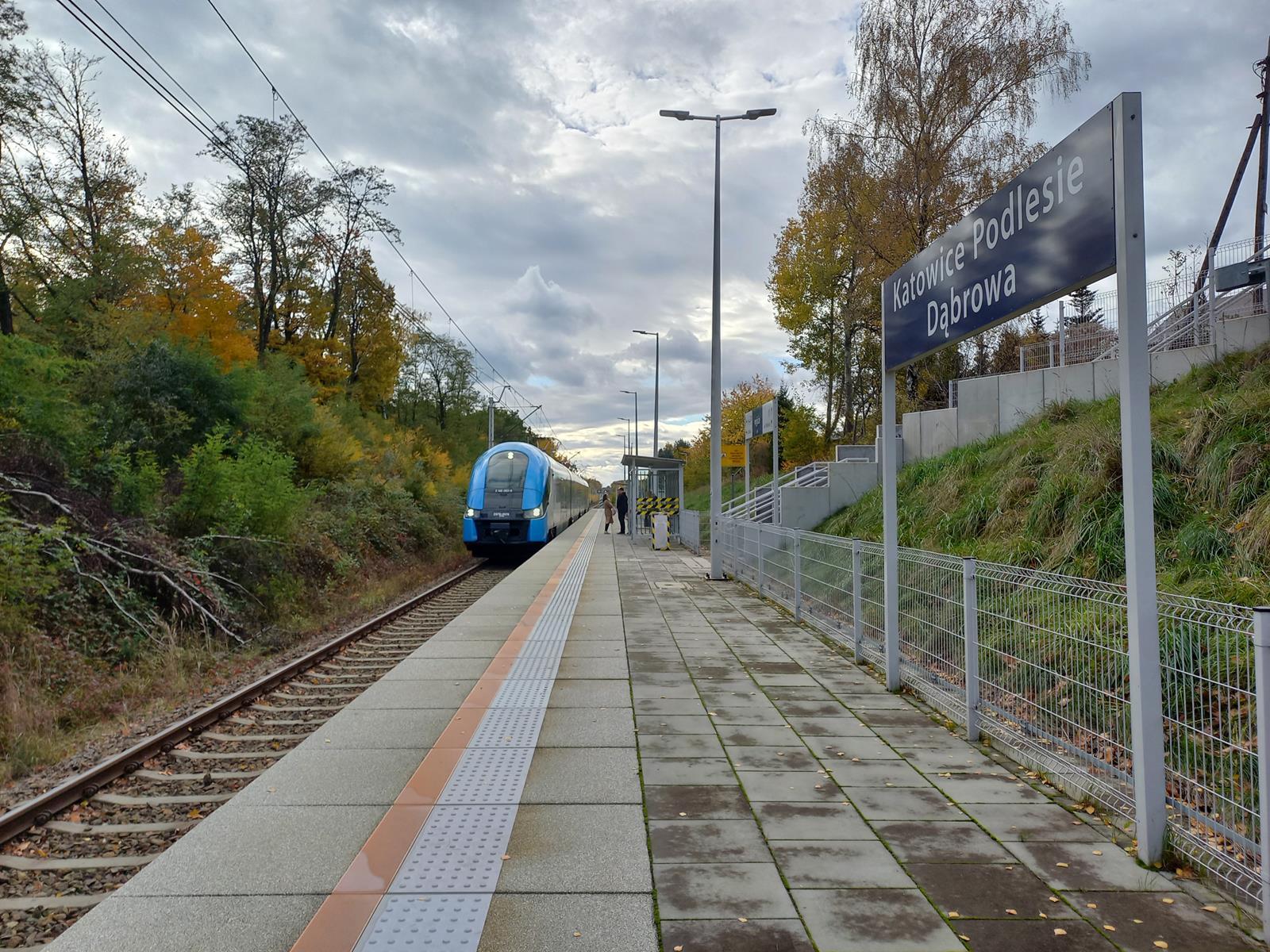 Przystanek kolejowy Katowice Podlesie Dabrowa pociag Koleje Slaskie 1 Copy
