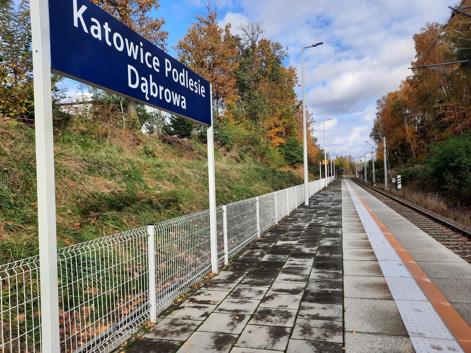 Przystanek kolejowy Katowice Podlesie Dabrowa pociag Koleje Slaskie 2 Copy