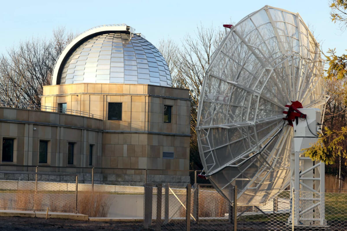 Radioteleskop na Wzgórzu Planetarium. Analogiczna antena stanie też przy alei Klonowej